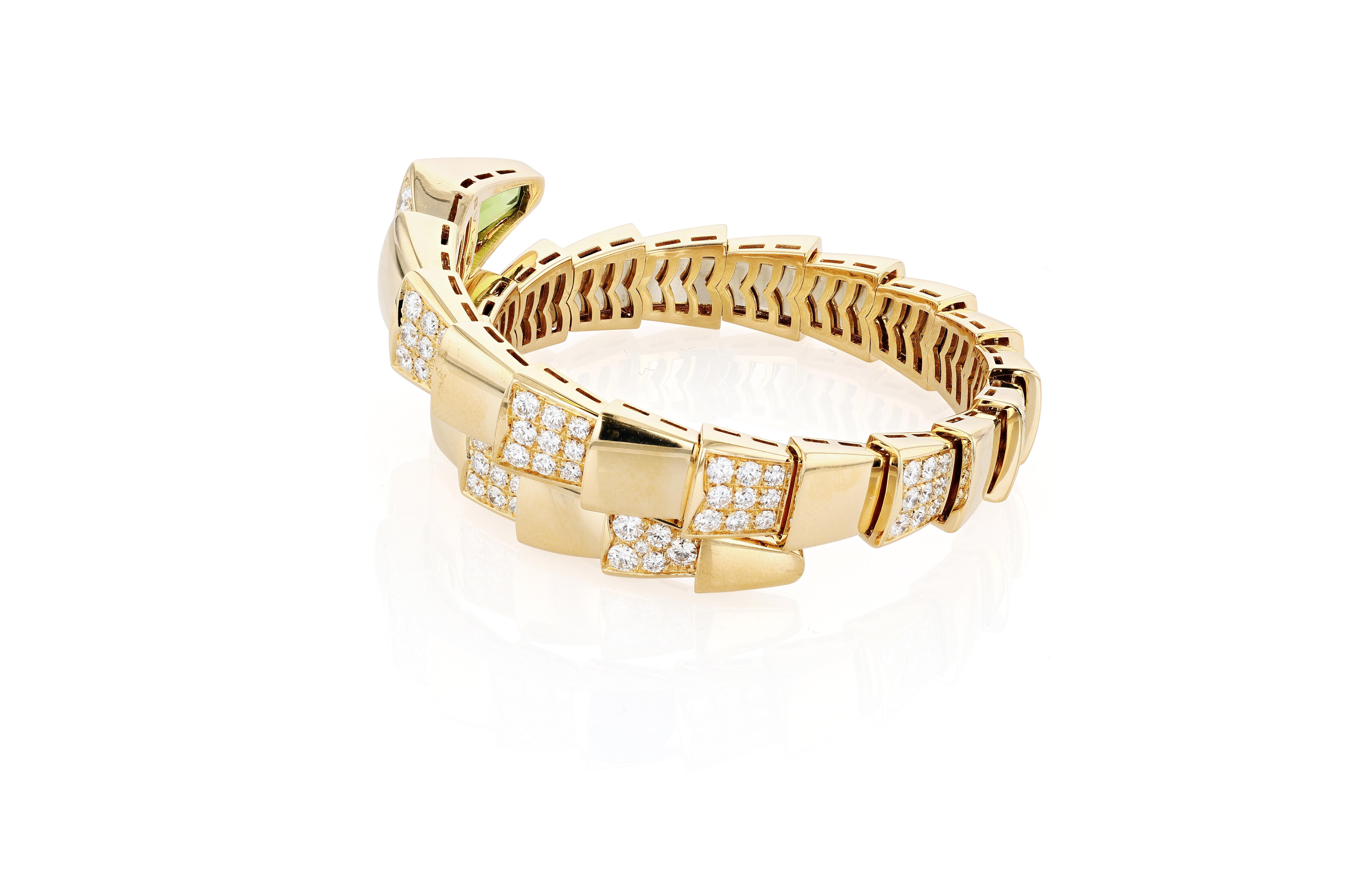Ein Bulgari Serpenti-Armband aus 18 Karat Gelbgold, Peridot und Diamanten.

Dieses Armband im charakteristischen 