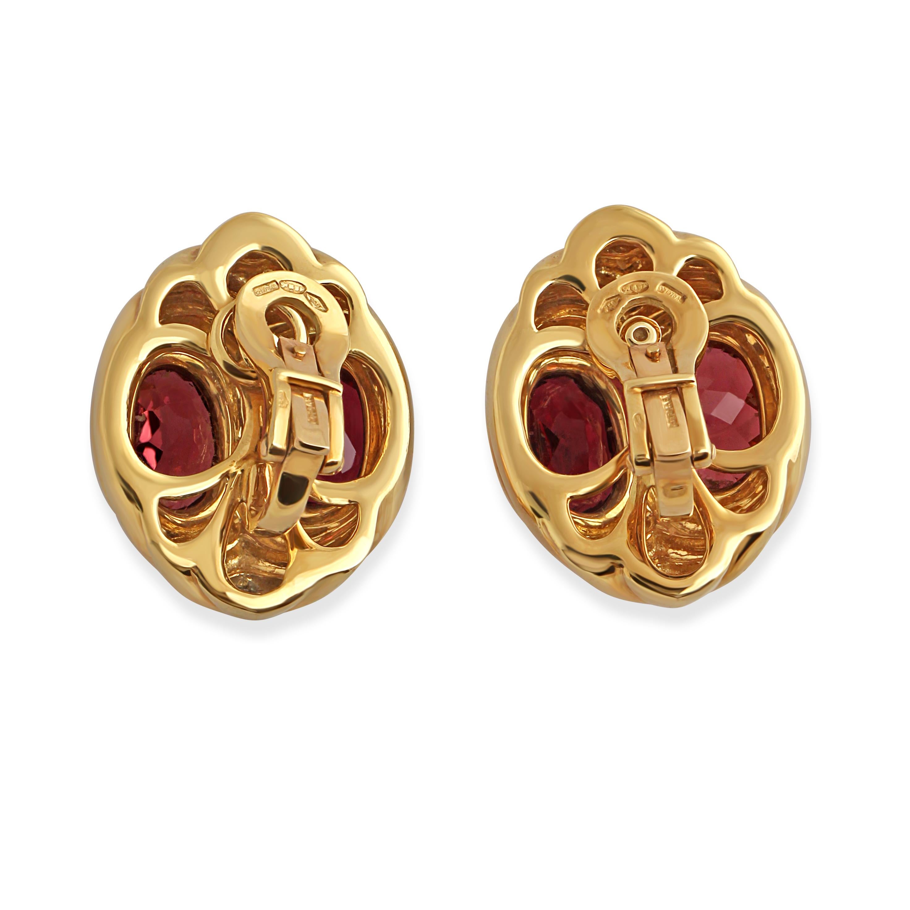 A pair of 18k gold earrings by Bulgari set with oval cut pink tourmalines. Weight = 26.10gr.
Length = 2.5cm

