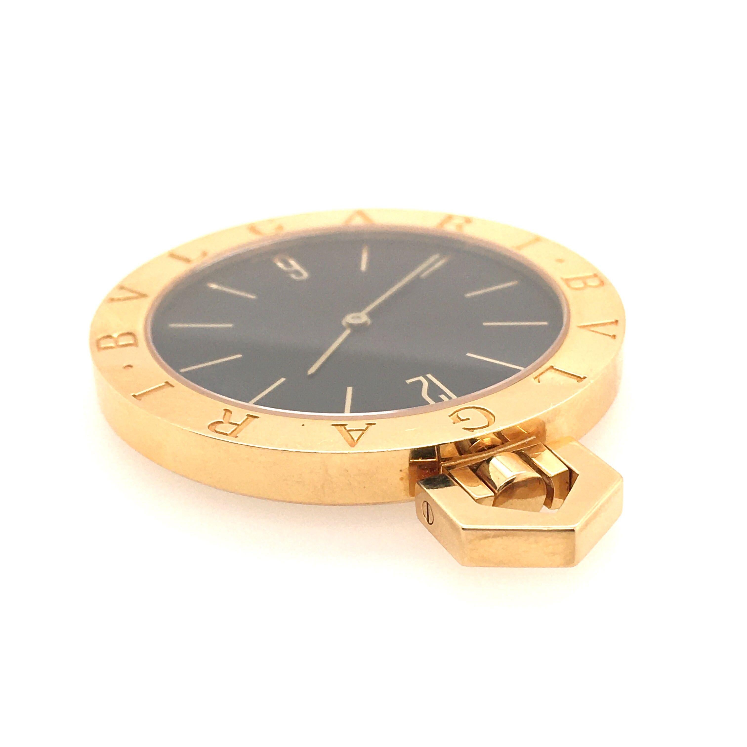 Eine Taschenuhr aus 18 Karat Gelbgold. Bulgari. Um 1990. Von Quarzwerk:: das kreisförmige schwarze Zifferblatt mit Stabindexen und arabischen 12 und 6:: innerhalb einer polierten Goldlünette graviert Bulgari Bulgari. Der Durchmesser beträgt ca. 1