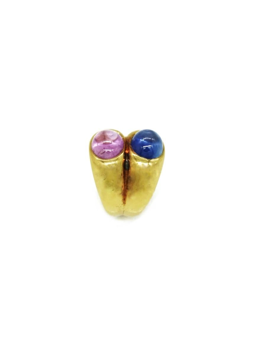 A Bulgari 18 karat yellow gold ring with cabochon blue and pink sapphires. Made in Italy, circa 1970.
