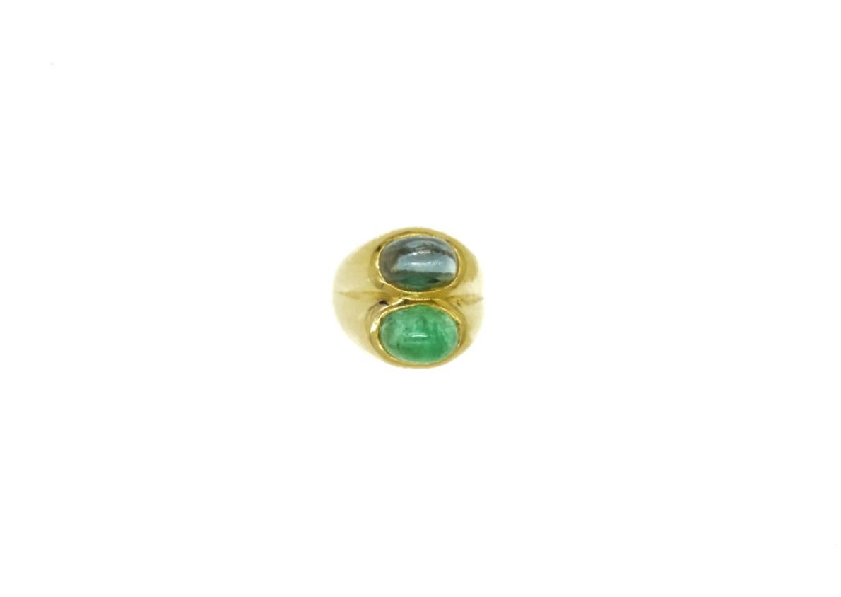 A Bulgari 18 karat yellow gold ring with a cabochon sapphire and a cabochon emerald. Made in Italy, circa 1980