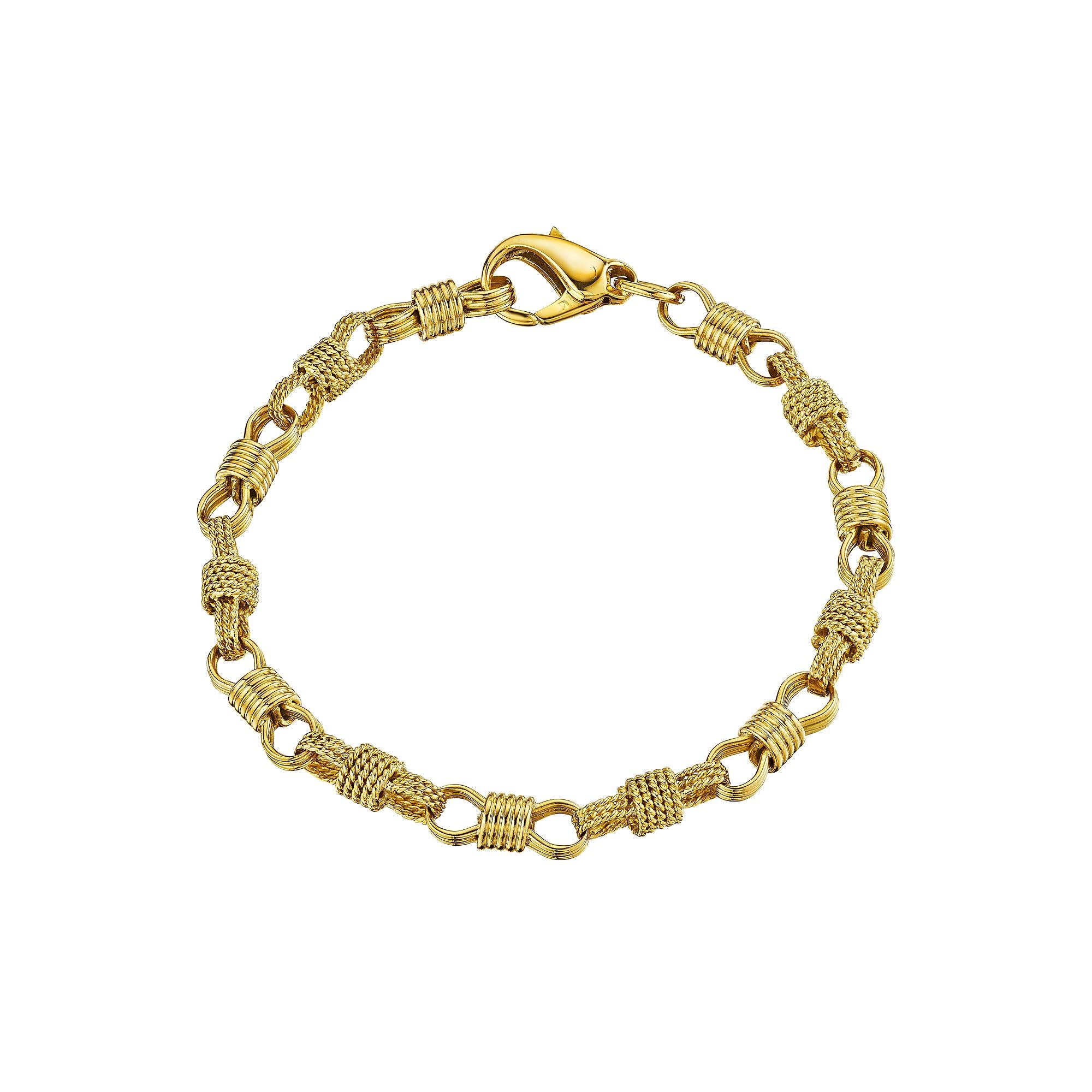 Tout le monde sur le pont.  Avec ses treize maillons en or jaune 18 carats simulant des nœuds de corde nautiques, ce bracelet à maillons vintage Bulgari fait main vous fera naviguer.  Signé Bulgari.  Circa 1970.  Longueur 7 3/4