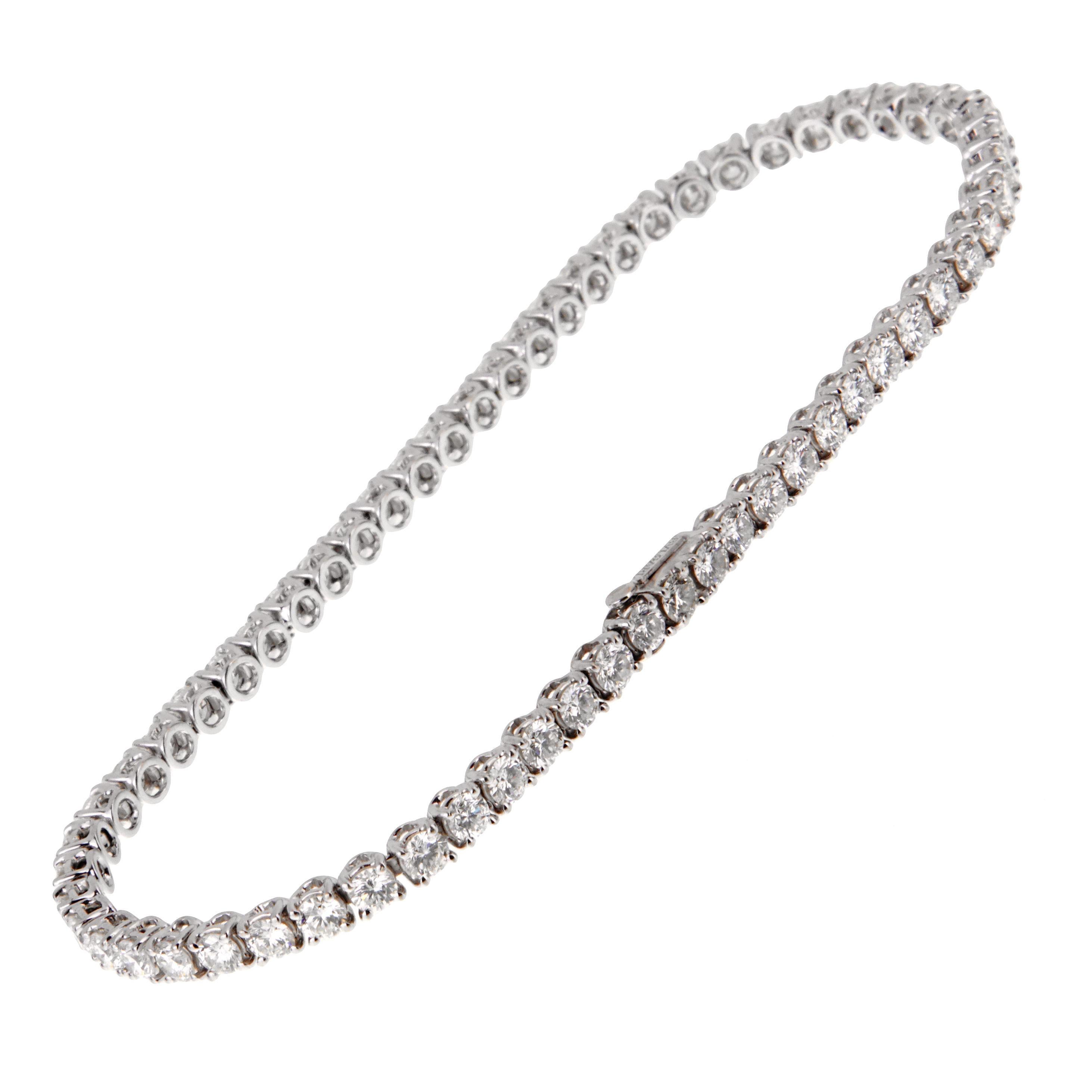Ce bracelet tennis chic en diamants de Bulgari présente 61 des plus beaux diamants ronds de taille brillant, sertis dans un or blanc 18 carats chatoyant. Le bracelet mesure 7 3/4