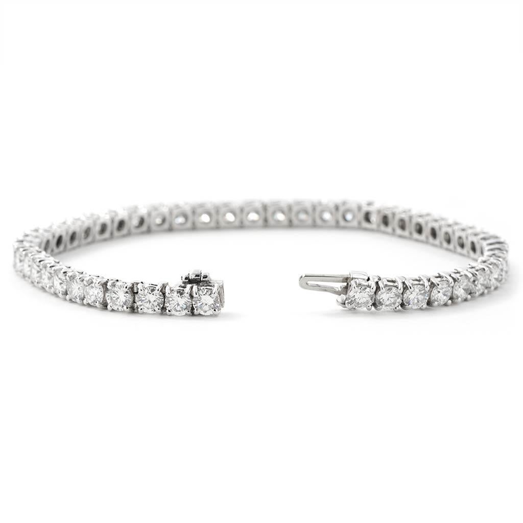 Bracelet Bvlgari Griffe Collection d'occasion. Le bracelet mesure 7 pouces de long, est fabriqué en platine 950 et pèse 12,4 DWT (environ 19,28 grammes). Elle comporte également 48 diamants ronds de couleur F/G, de pureté VVS/VS, pesant 9,00 CTTW.