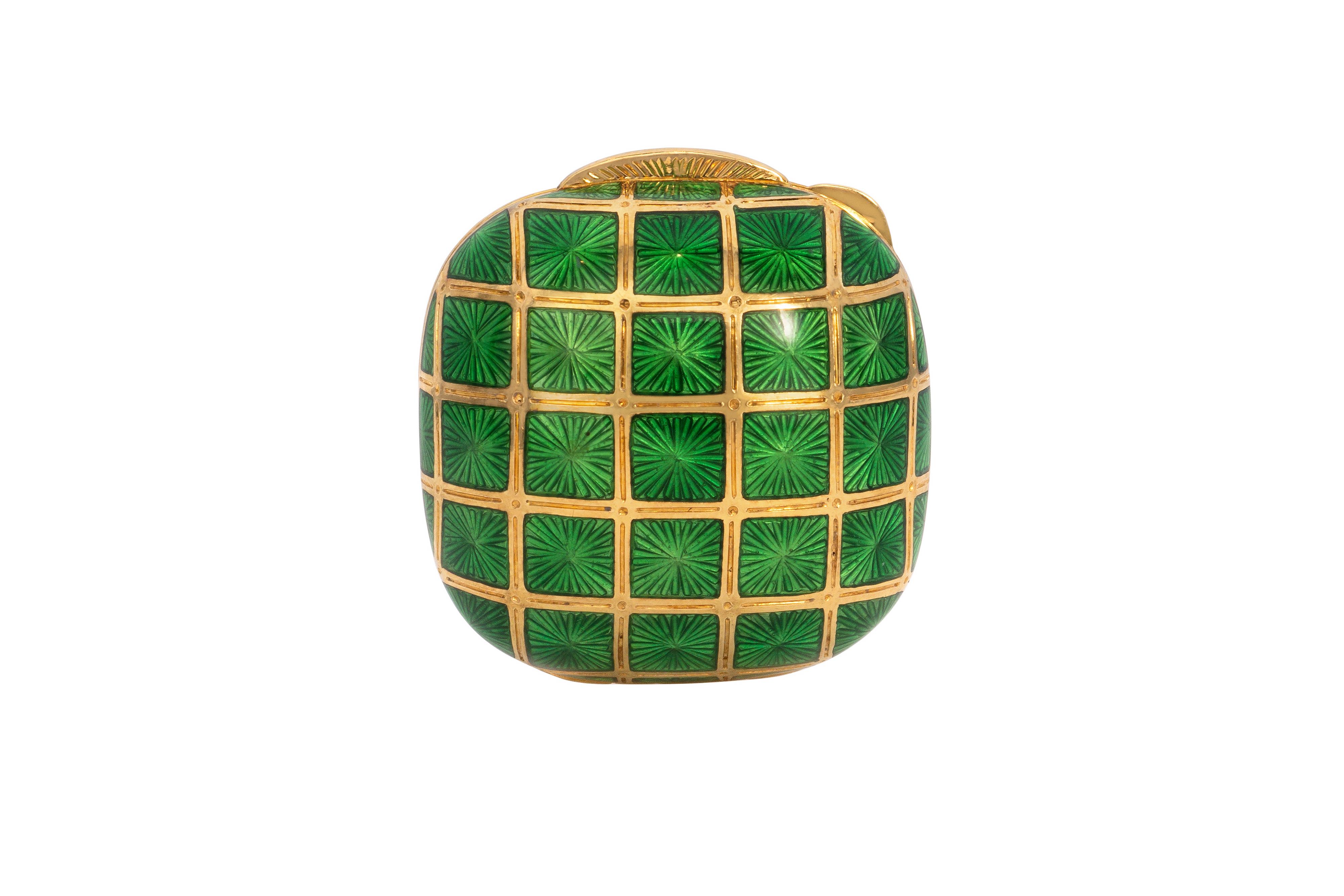 Pour le connaisseur glamour qui poss�ède presque tout, cette exquise boîte à pilules Bulgari des années 1960 en émail guilloché verdoyant et en or jaune 18 carats est le trésor ultime.

Cette pièce incarne l'esprit de la Dolce VITA, l'âge d'or où les