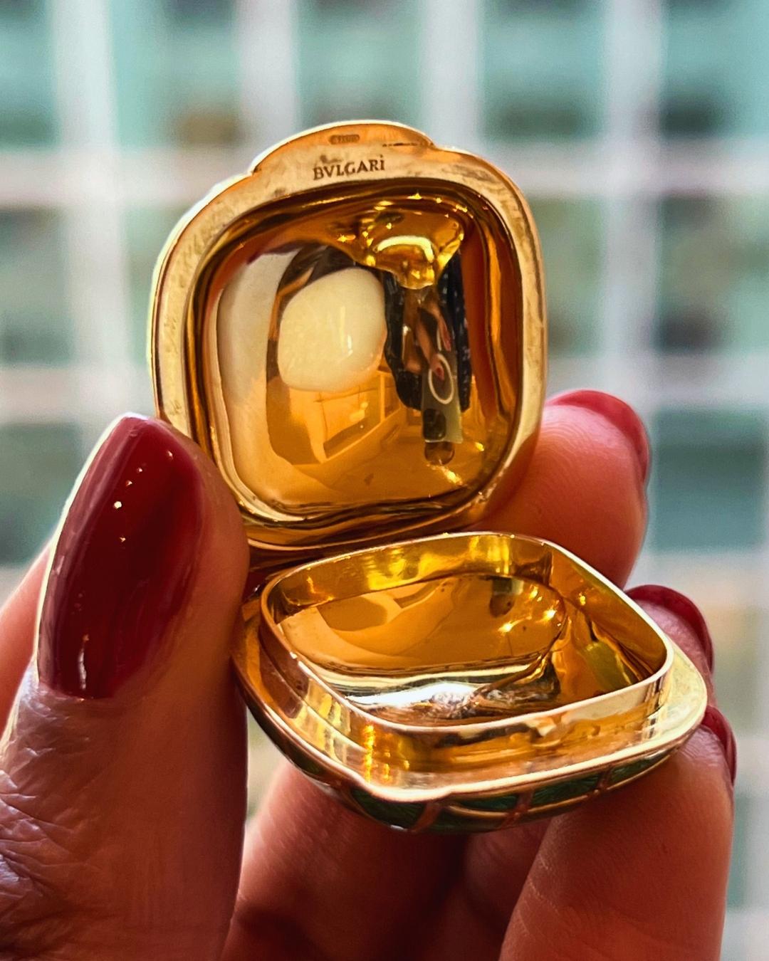 Boîte à pilules Bulgari en émail guilloché et or 18 carats, c.1965 Excellent état à New York, NY