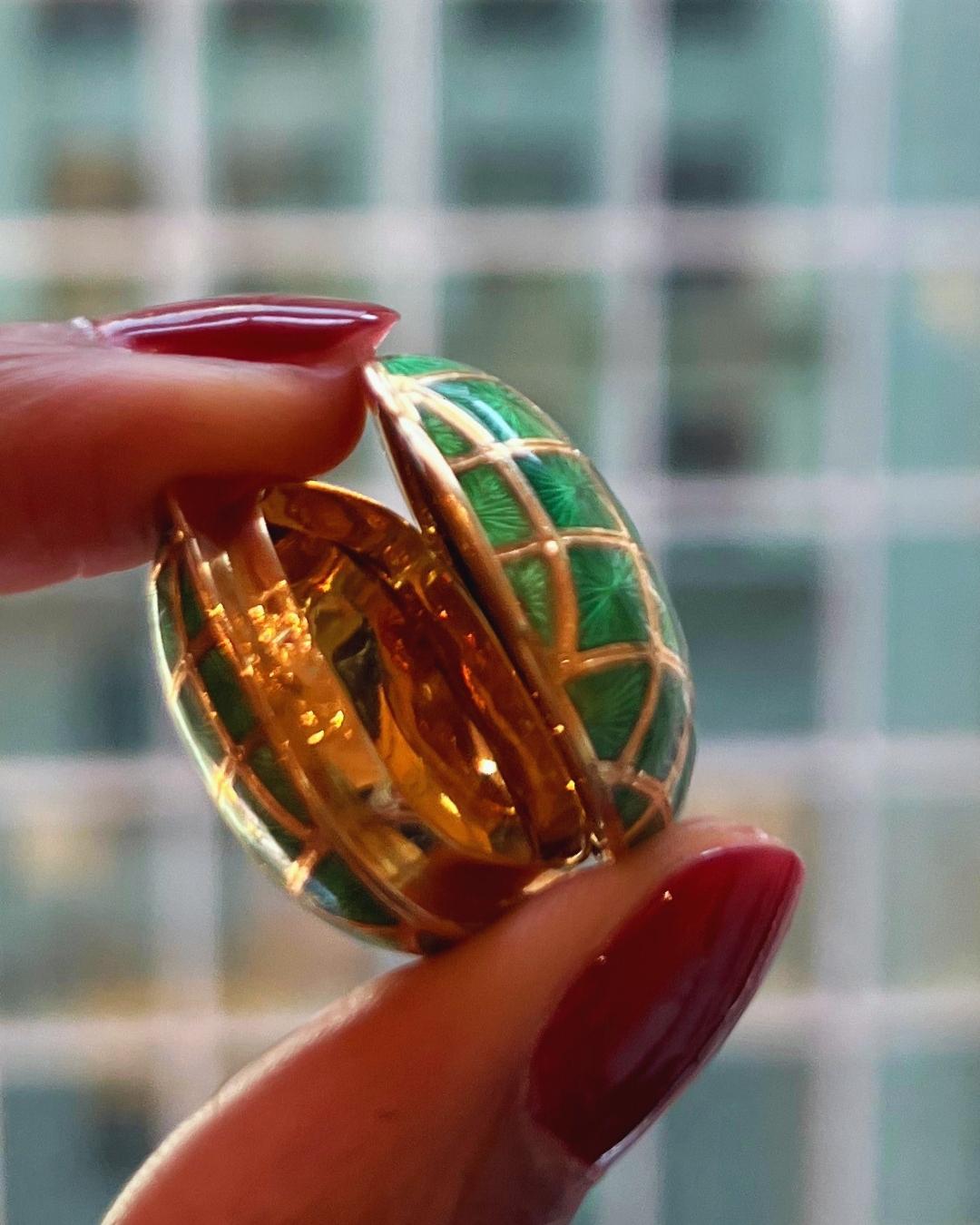  Boîte à pilules Bulgari en émail guilloché et or 18 carats, c.1965 Unisexe 