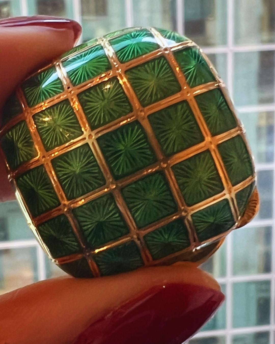 Boîte à pilules Bulgari en émail guilloché et or 18 carats, c.1965 1
