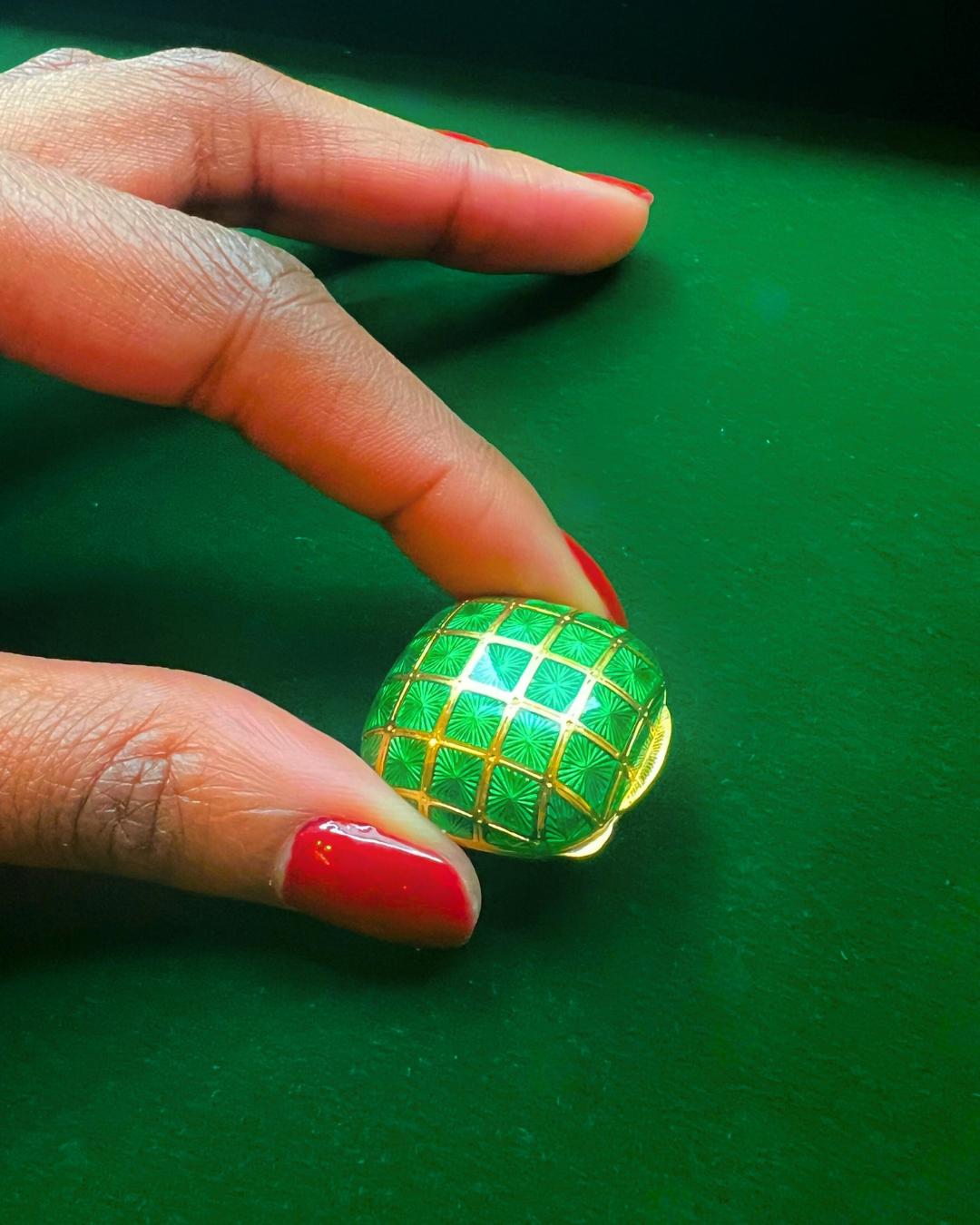 Boîte à pilules Bulgari en émail guilloché et or 18 carats, c.1965 2