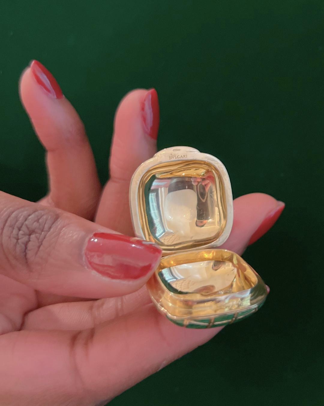 Boîte à pilules Bulgari en émail guilloché et or 18 carats, c.1965 3