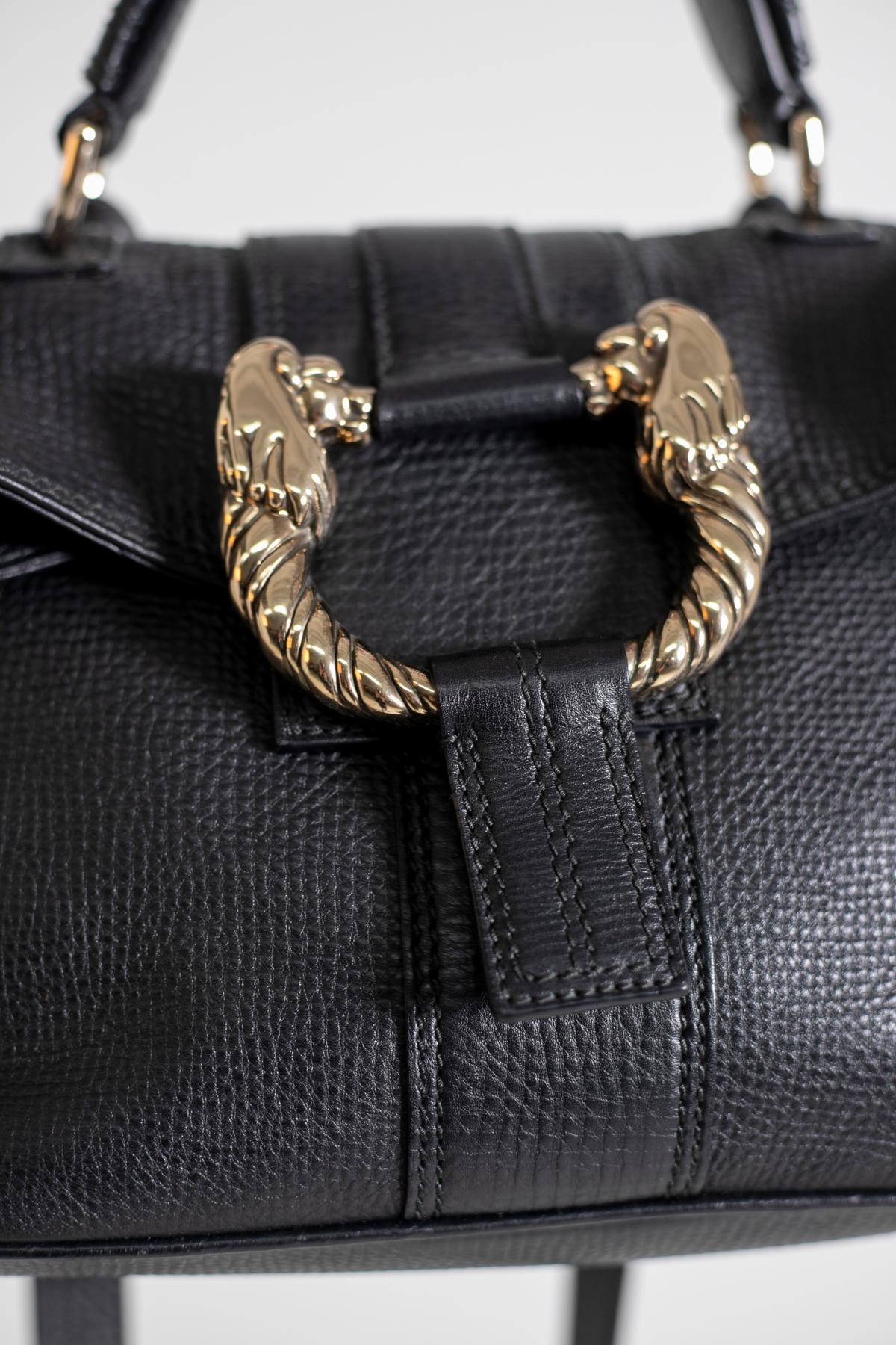 Beautiful Bulgari bag, its characteristic is the soft leather and its practicality, that is, it can be carried either over the shoulder or by hand. On the front it is embellished with a lion-shaped metal jewel. The interior is spacious and has a