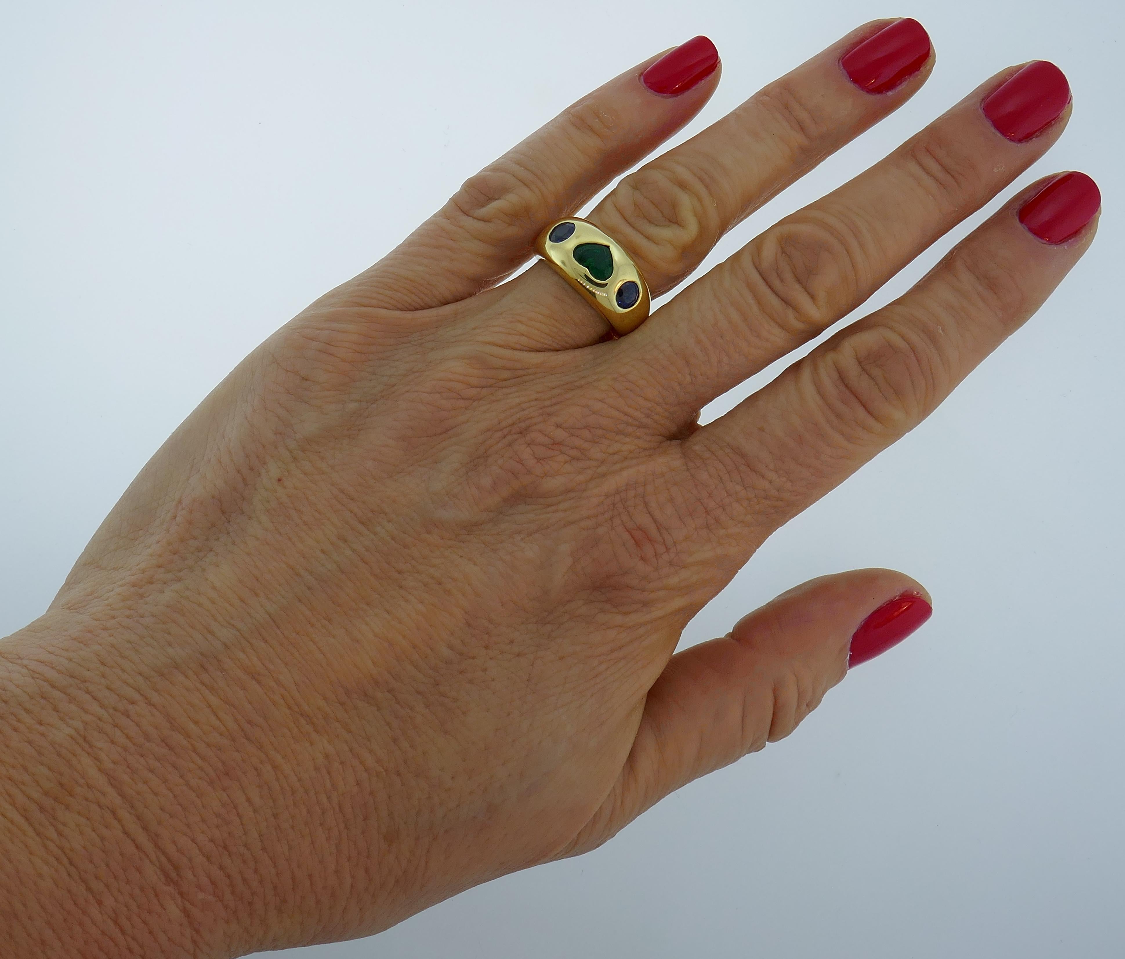 Bulgari Heart Emerald Sapphire Yellow Gold Ring 1980s In Excellent Condition In Beverly Hills, CA