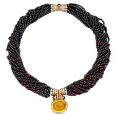 Collar Bulgari Torsade de hematites, rubíes y diamantes con un zafiro amarillo de 43 ct