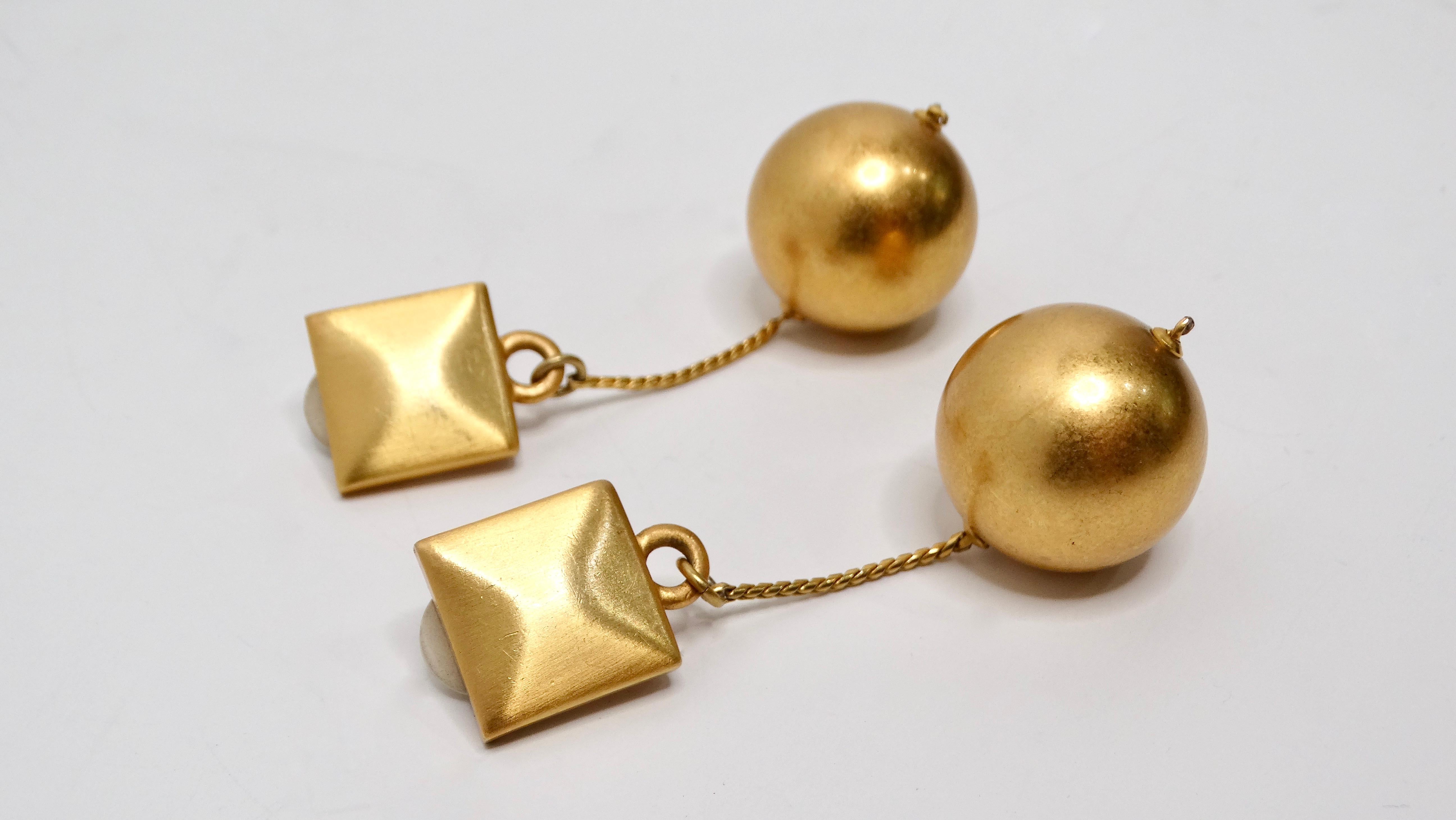 Prova l'eleganza con gli orecchini a clip Ball Drop placcati in oro 18k di Bulgari. Questi splendidi accessori sono caratterizzati da un design sofisticato in cui un elegante top quadrato si collega a una sfera splendidamente lucida, sospesa con