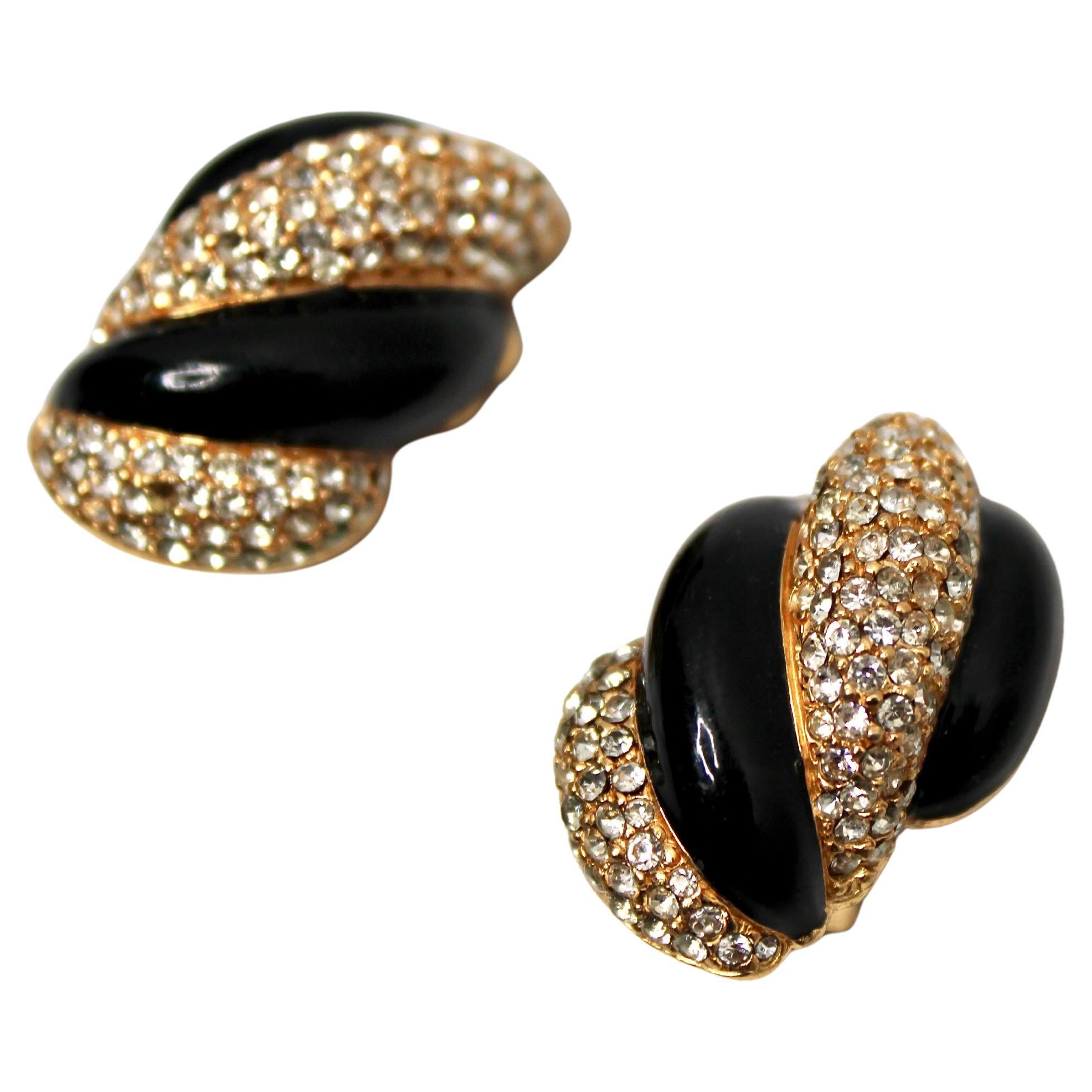 Orecchini a clip con smalto nero placcati in oro 18k di ispirazione bulgara, circa anni '70 In condizioni buone in vendita a Scottsdale, AZ