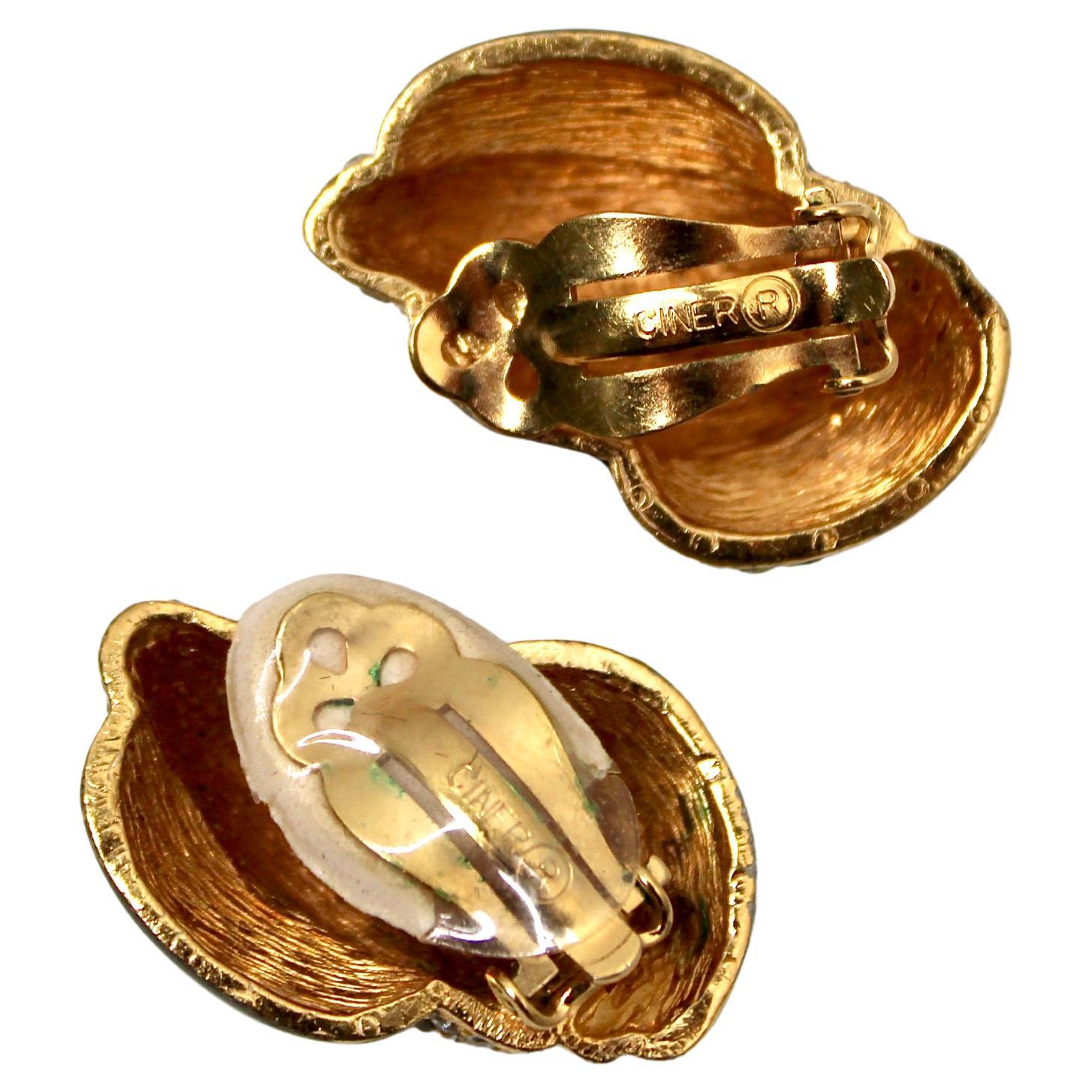 Donna Orecchini a clip con smalto nero placcati in oro 18k di ispirazione bulgara, circa anni '70 in vendita