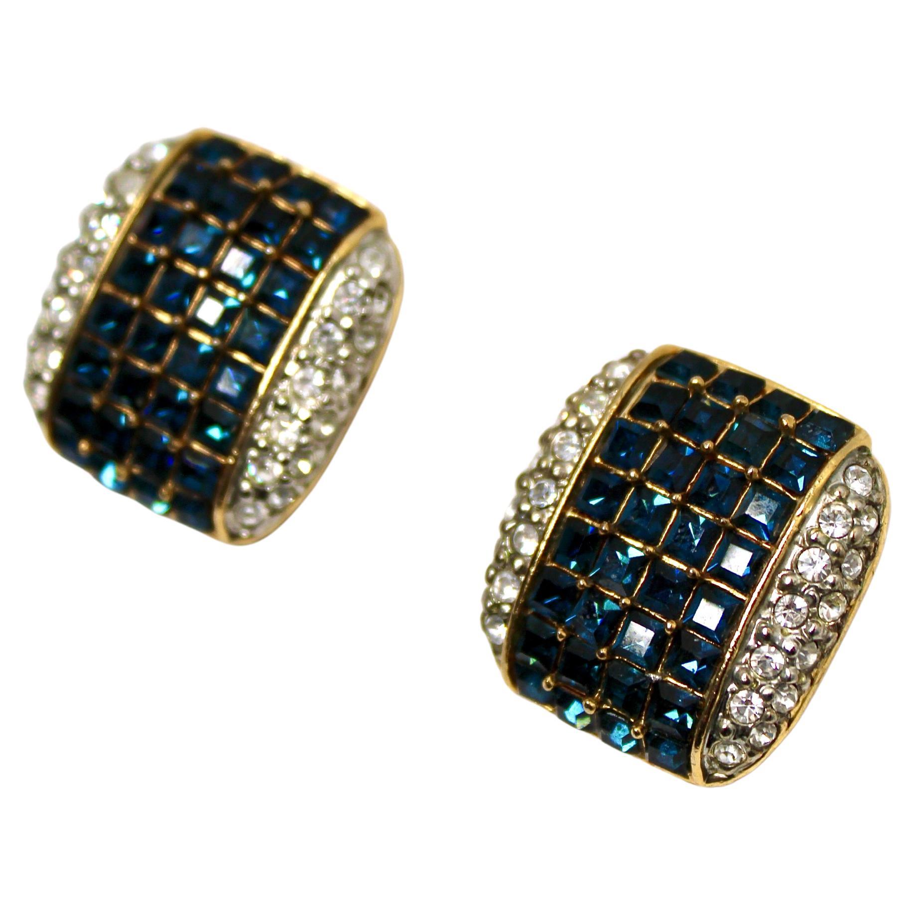 Gli orecchini a clip con zaffiro in costume placcati in oro 14k di ispirazione Bulgari, risalenti agli anni '70 circa, emanano un'eleganza senza tempo e un fascino vintage. Realizzati con una base quadrata, questi orecchini presentano una