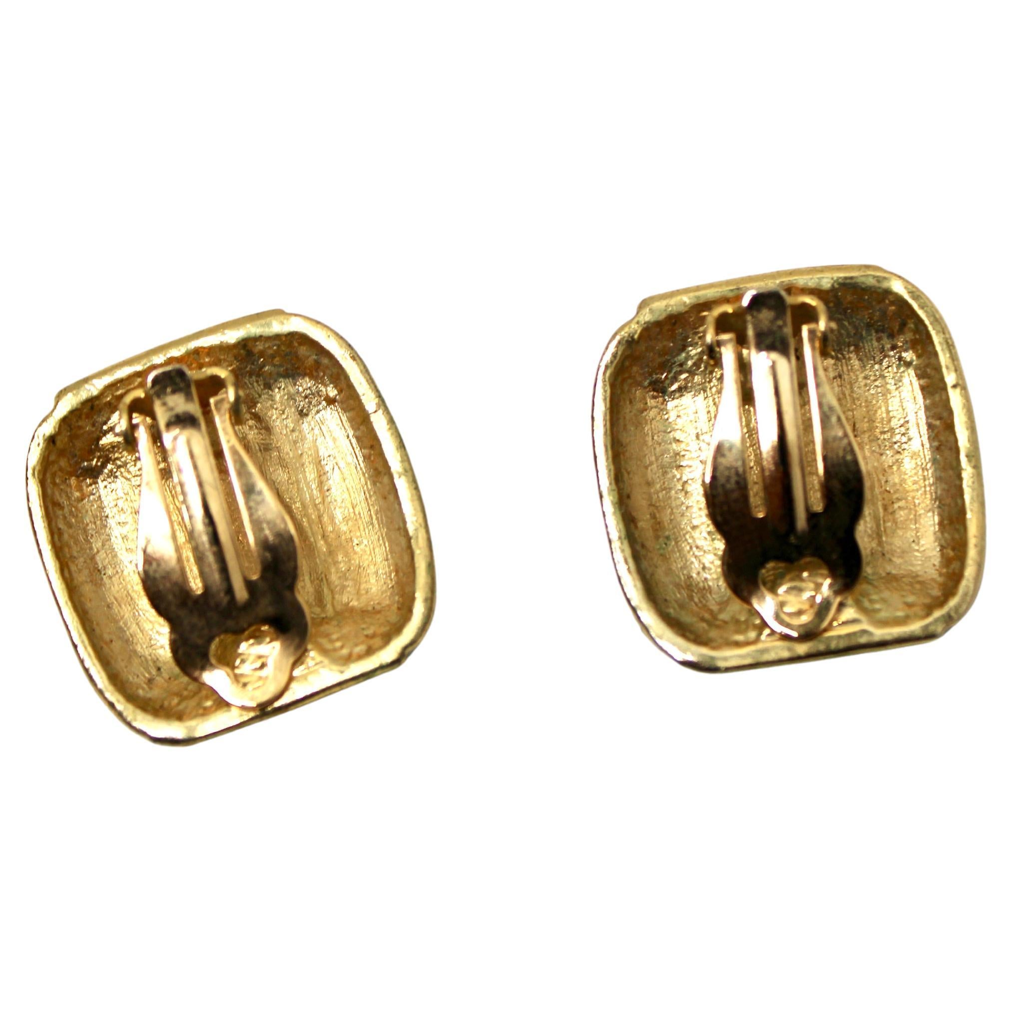 Orecchini a clip con zaffiro placcati in oro 14k ispirati a Bulgari, circa anni '70 In condizioni buone in vendita a Scottsdale, AZ