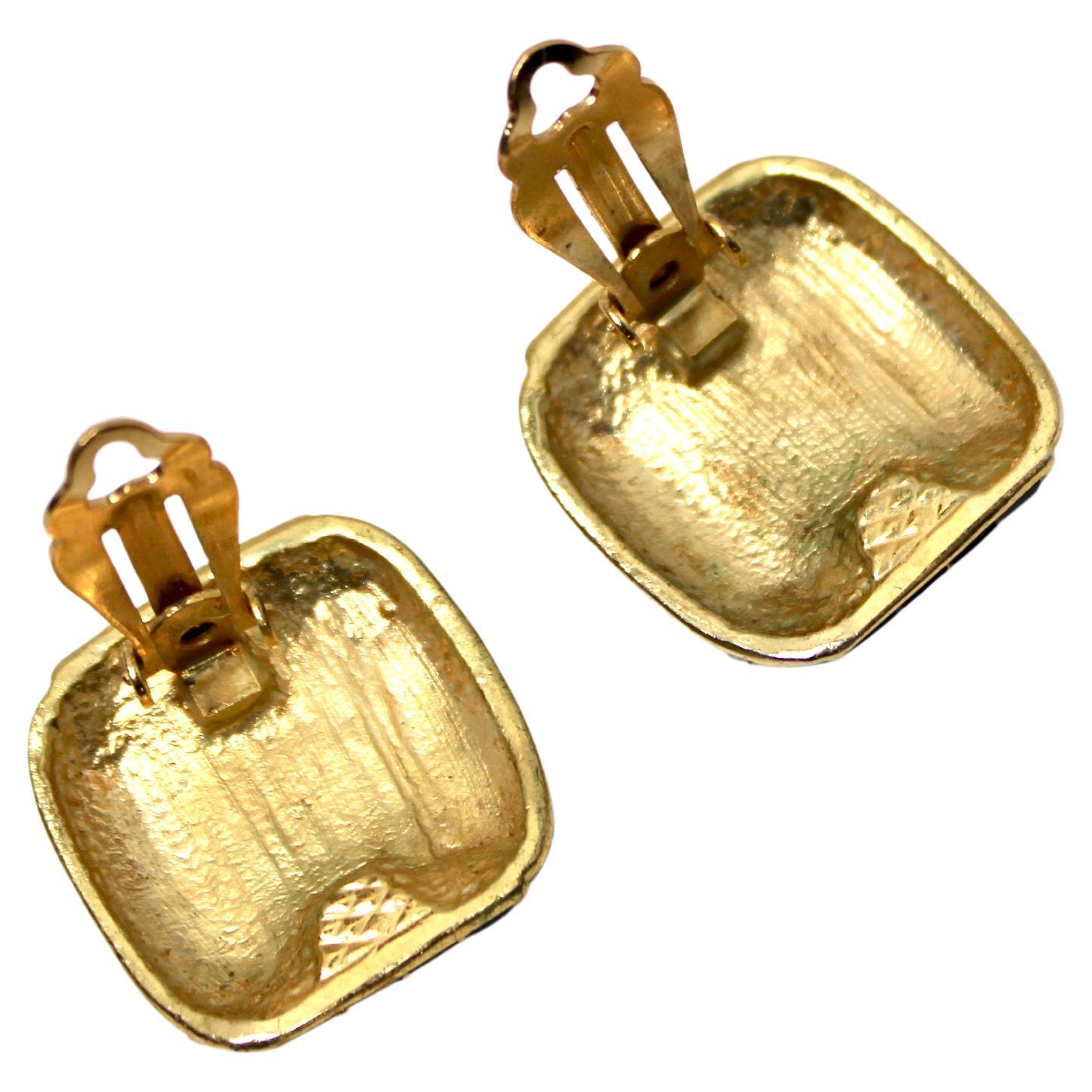 Orecchini a clip con zaffiro placcati in oro 14k ispirati a Bulgari, circa anni '70 in vendita 1