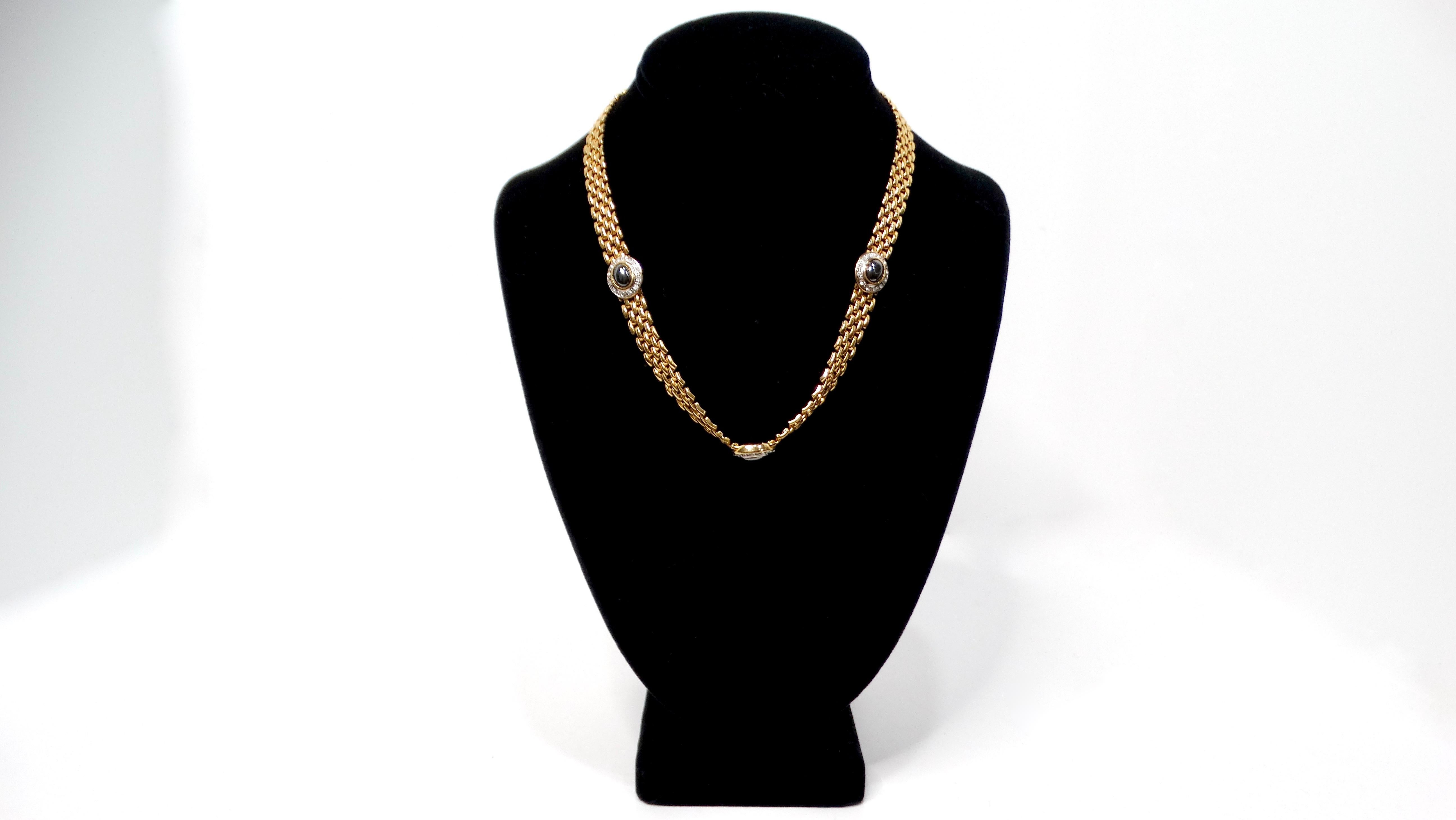 Voici le collier à maillons en plaqué or 18 carats inspiré de Bulgari et orné de pierres précieuses, un superbe hommage à l'élégance et au luxe intemporels. Cette pièce exquise se compose d'une délicate chaîne à maillons, conçue pour imiter