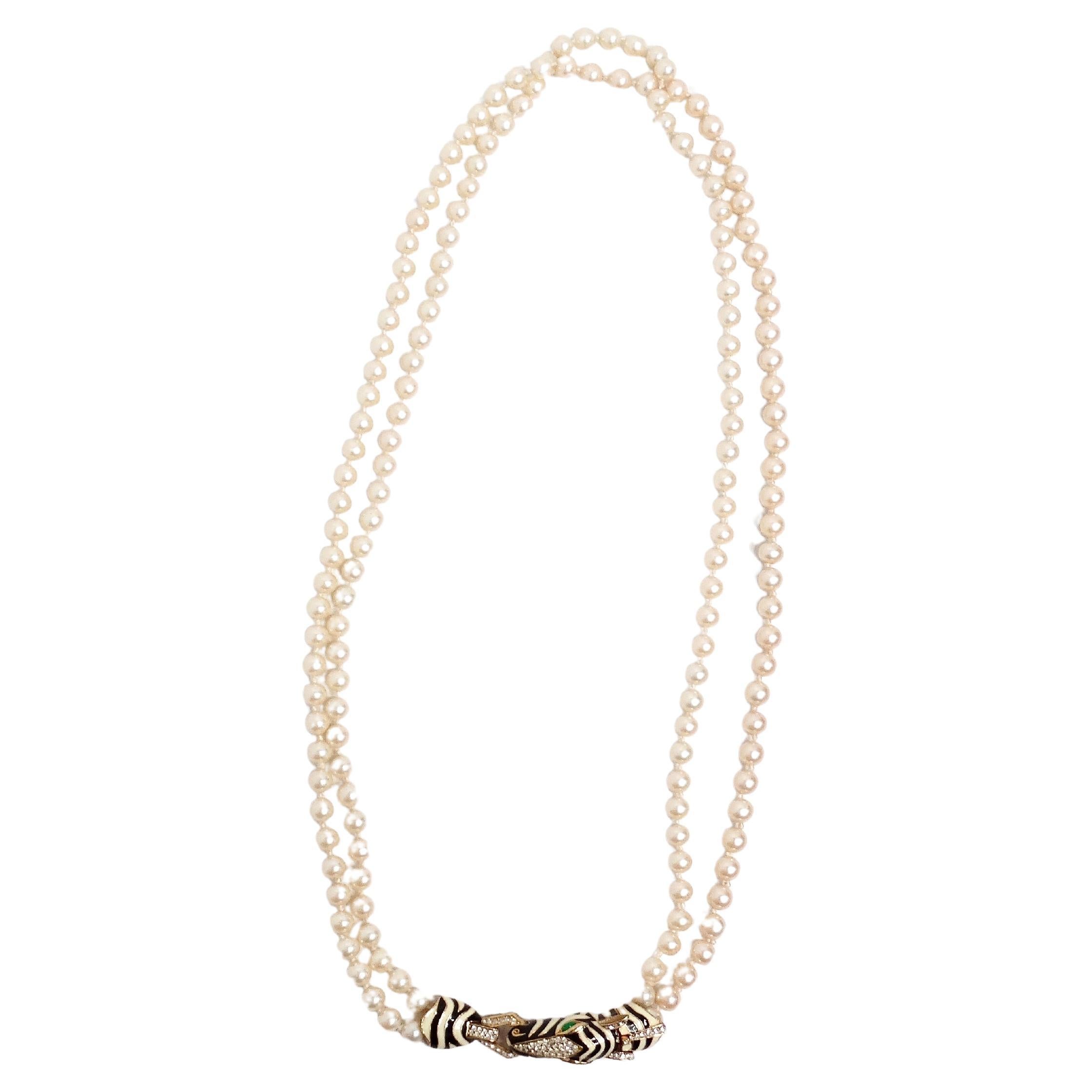 Die von Bulgari inspirierte Perlenkette mit Zebramotiv im Vintage-Stil ist ein atemberaubendes Schmuckstück, das die Essenz verspielter Eleganz einfängt. Diese exquisite doppelreihige Halskette besteht aus glänzenden Trachtenperlen, die das