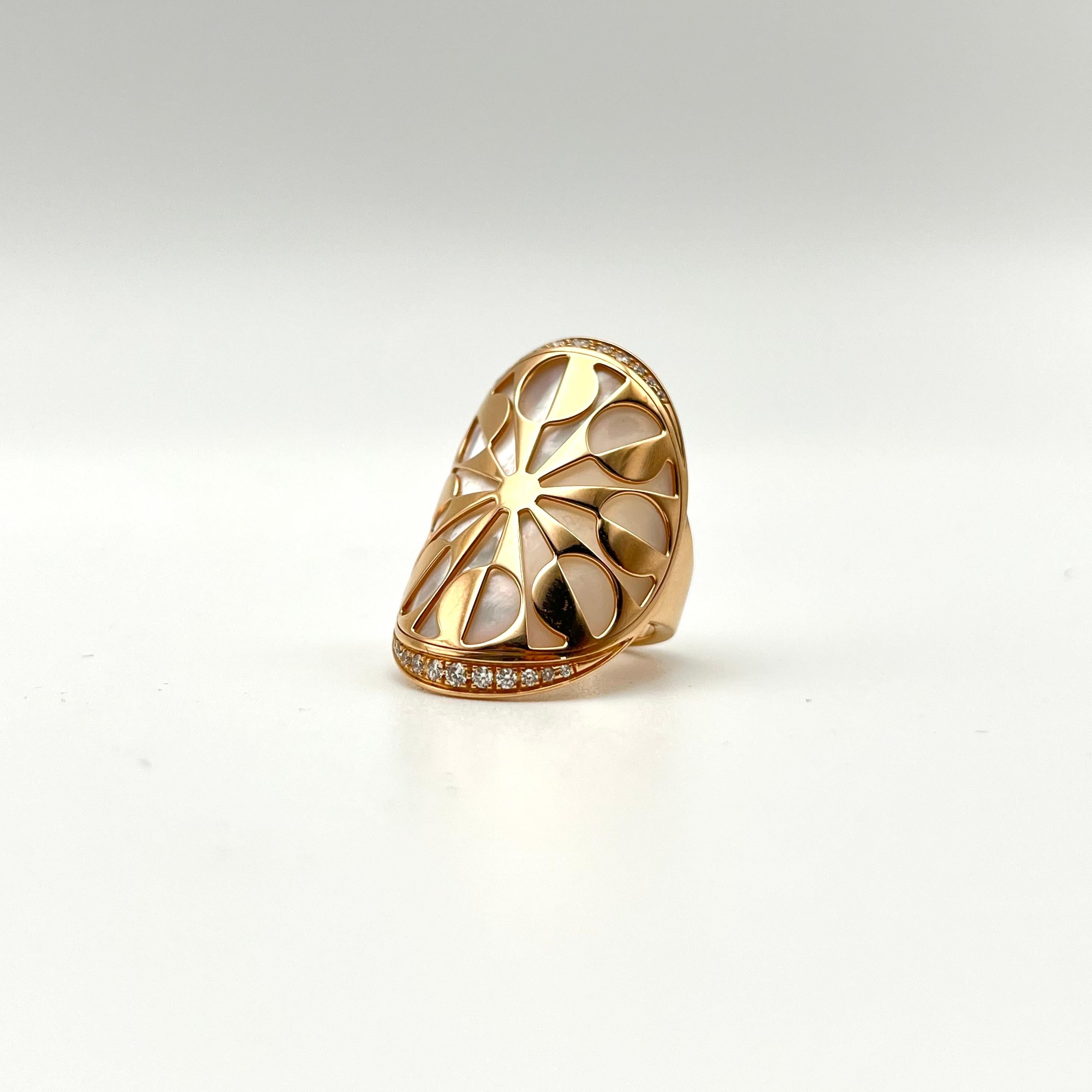 Dieser himmlische Sattelring von Bulgari wurde in den 2000er Jahren in Italien hergestellt. Er ist in 18 Karat Roségold gefasst und zeigt ein mondähnliches, geometrisches Mandala mit Perlmuttunterlegung. An den stumpfen Enden des Rings befinden sich
