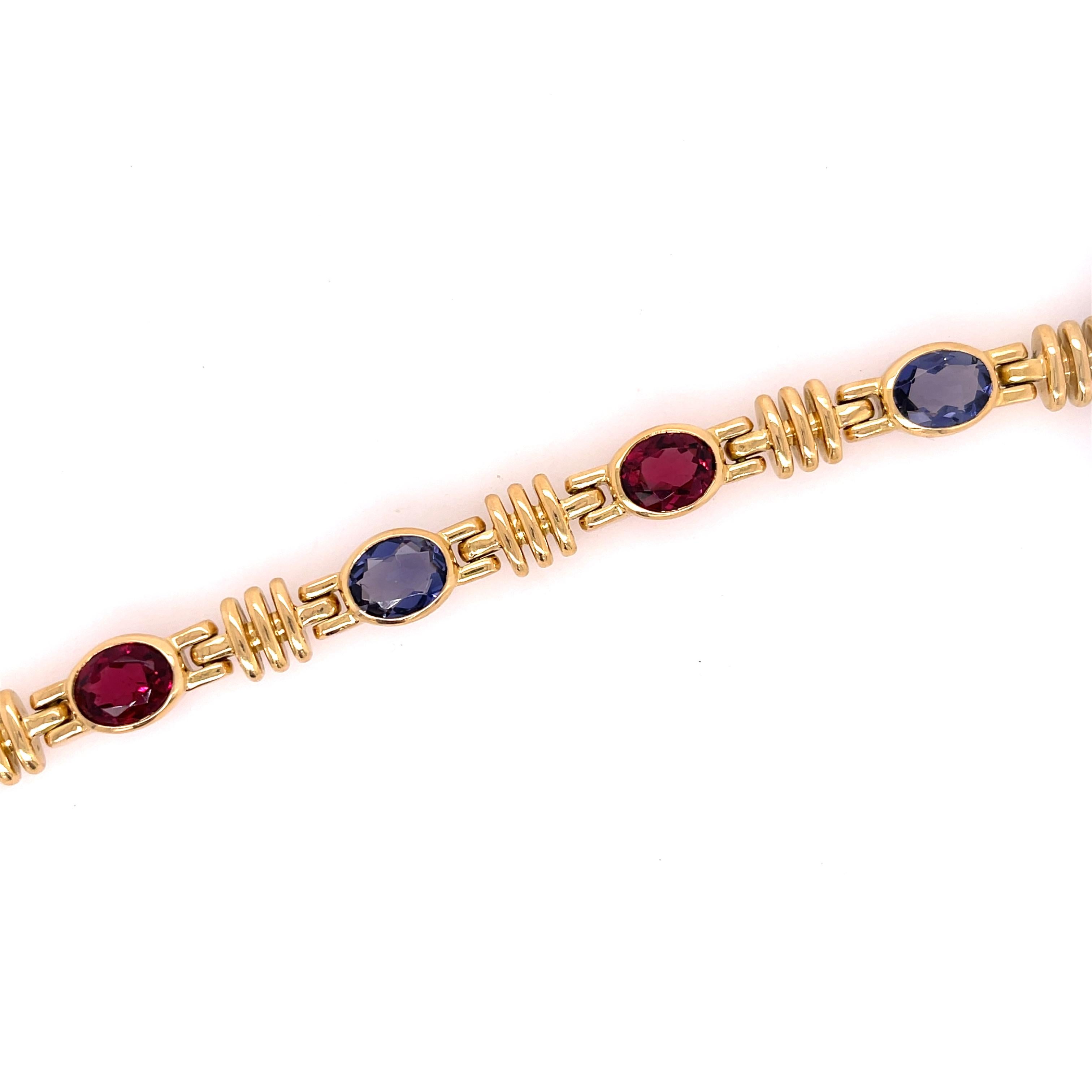 Bracelet Bulgari en or jaune 18 carats avec Iolite et Tourmaline rose. Le bracelet comporte environ 7 carats de tourmaline rose et 3,60 carats d'iolite. 
longueur de 7