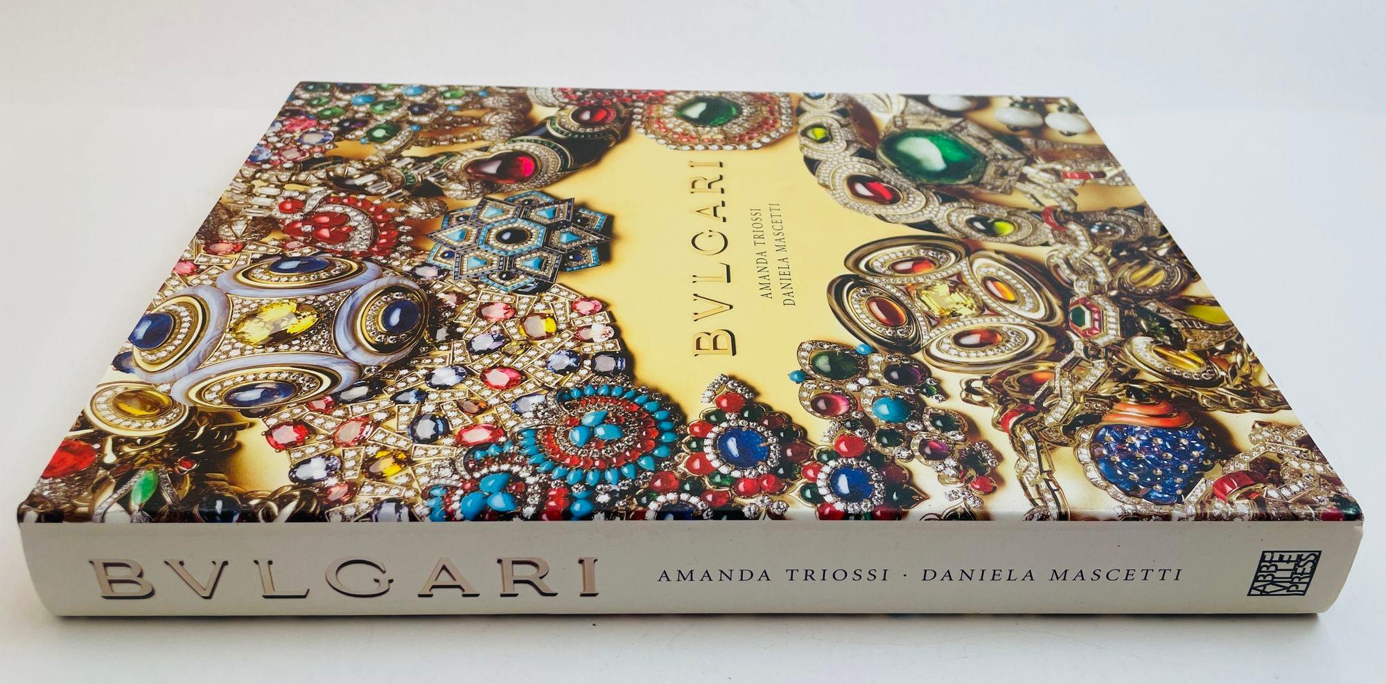 Bulgari Buch von Amanda Triossi und Daniela Mascetti Hardcover Buch.
Bulgari Jewelry Coffee Table Book, Italien.
Dies ist ein wunderschönes Buch über die Geschichte des berühmten italienischen Luxusjuweliers Bvlgari (oder Bulgari) Italien.
Das Buch