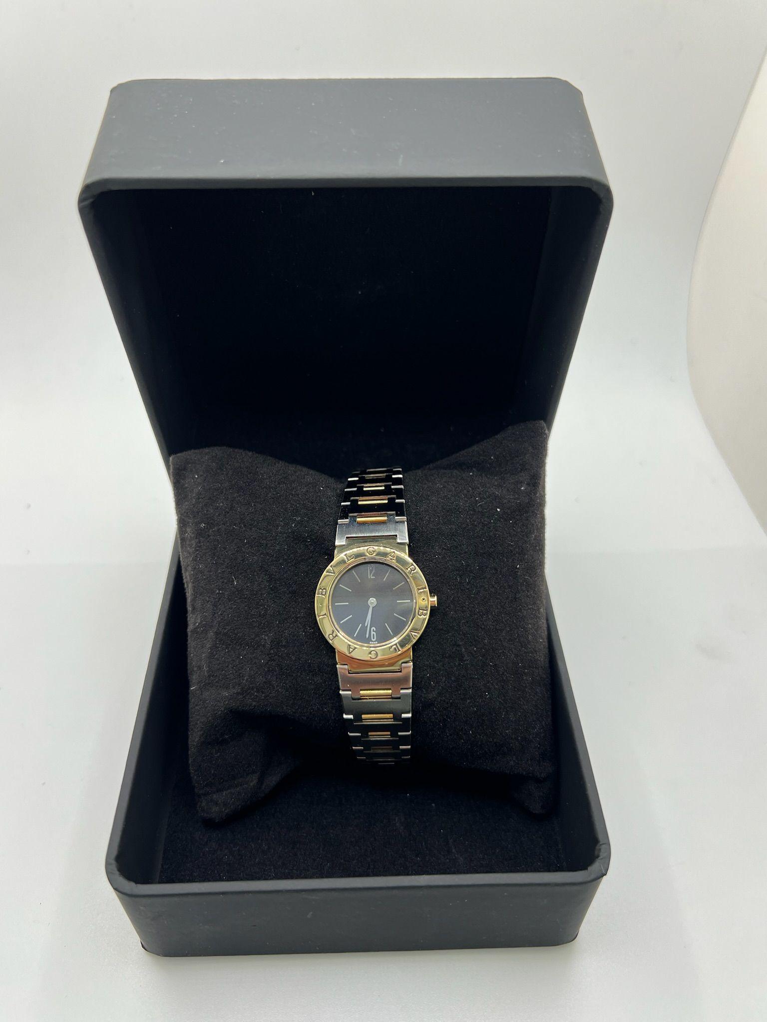 Cette élégante montre Bulgari BB26GS pour femme incarne parfaitement le raffinement italien dans un délicat boîtier de 26 mm. Fabriqué en or jaune 18 carats, le boîtier s'harmonise magnifiquement avec le bracelet bicolore, associant l'or jaune et