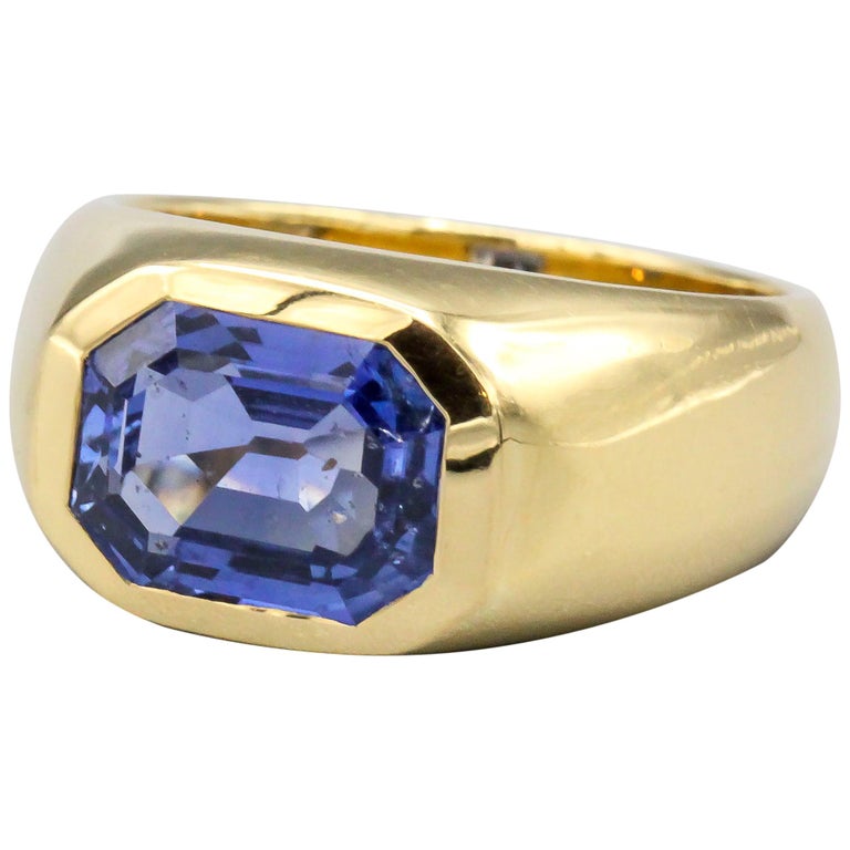 Bulgari Large Blue Sapphire 3.78 Carat and 18 Karat Gold Ring For Sale at  1stDibs
