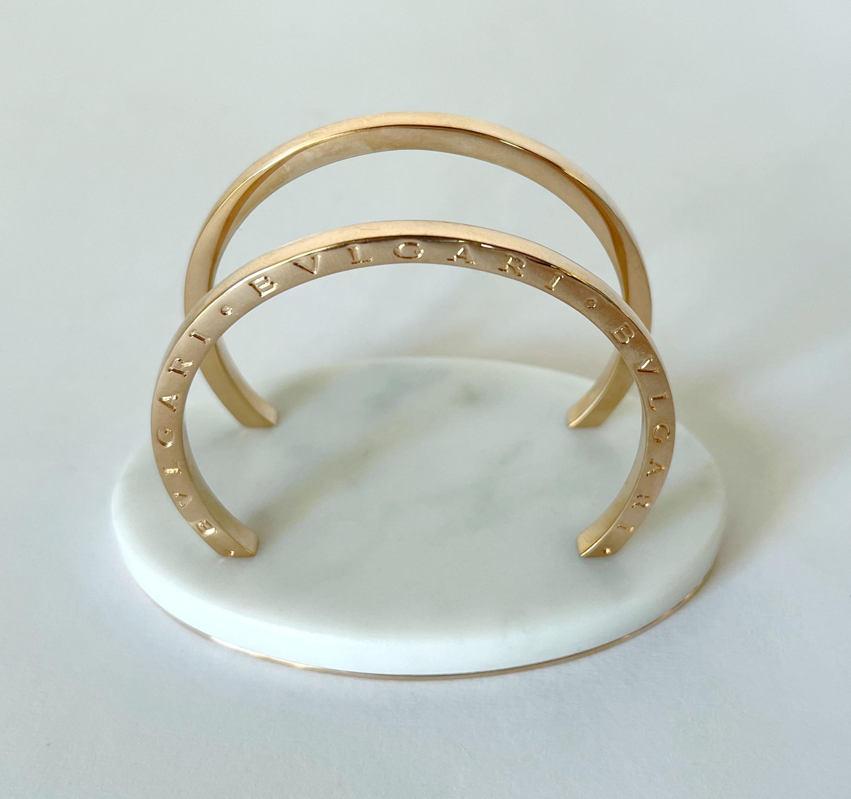 Bulgari desk letter holder with curved copper metal arches and white marble base  / made in Italy
Original mark on the underside / comes in original box  
Width: 4 inches, depth: 2.5 inches, height: 2.5 inches
1 available in stock in Italy
Order