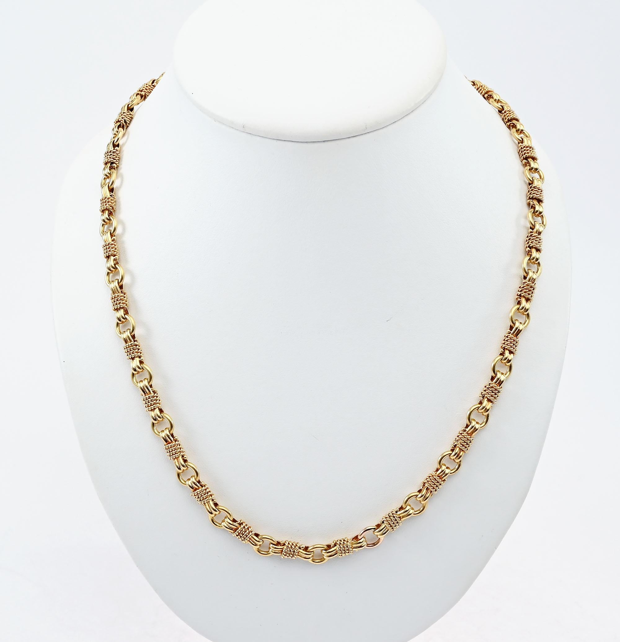 Collar de cadena larga Bulgari que combina eslabones circulares lisos con cuerda de oro retorcida alrededor de cada uno de los paneles que conectan los círculos. El collar mide 30 pulgadas de largo. Los eslabones circulares tienen 1/4 de pulgada de