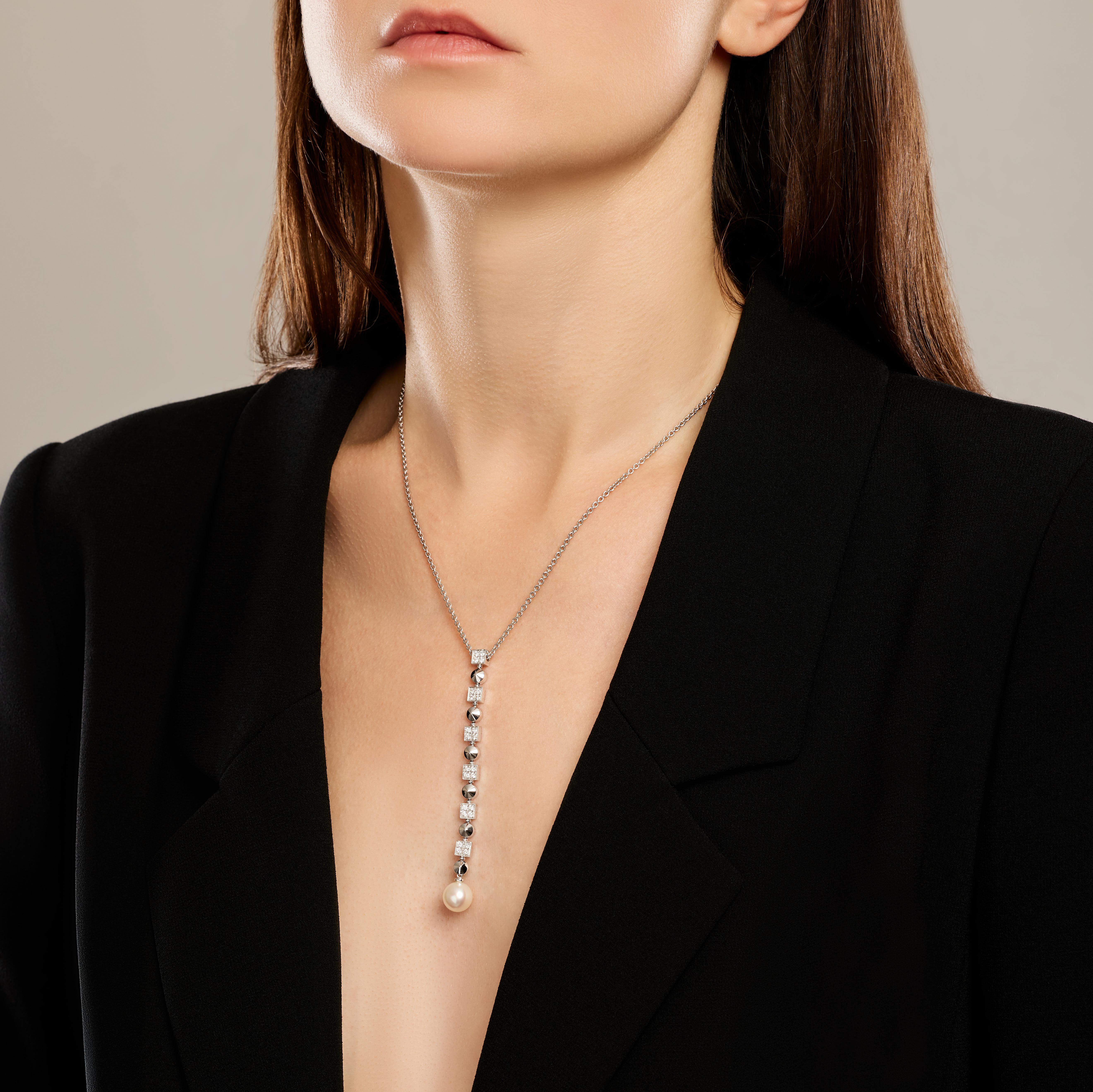 Collana Lucea di BVLGARI in oro bianco 18k, perle e diamanti. 
Condizione: nuovo.
Larghezza del motivo: 0,8 cm.
Lunghezza del motivo: 8 cm.
Lunghezza della catena: 37 - 39 - 41 cm.
Peso: 15,37 g.
Firma e marchio Bvlgari.
Venduto con la sua custodia