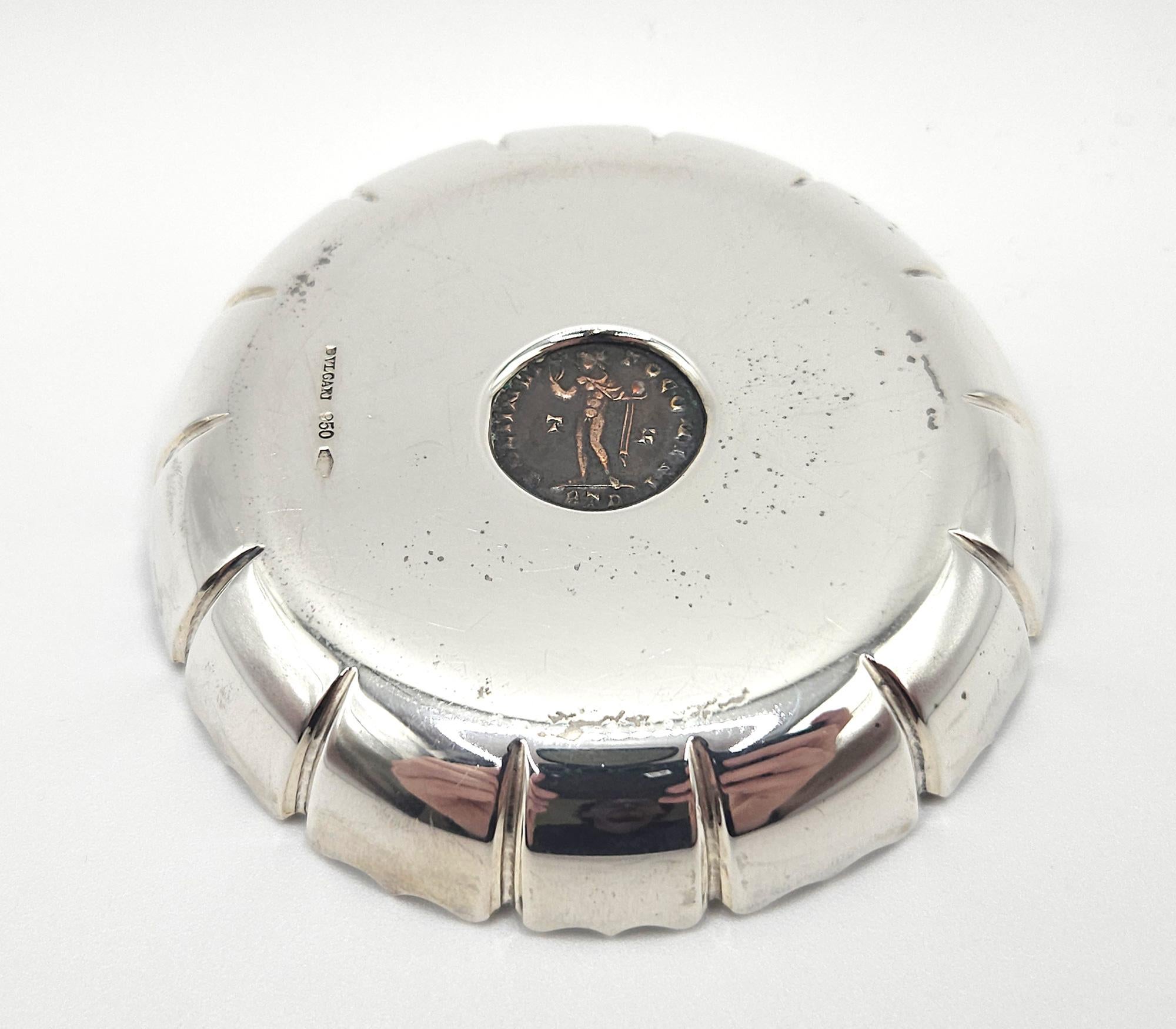 Bulgari Mid Century 950 Piatto smerlato in argento con moneta antica, Italia, 1970 ca. in vendita 3