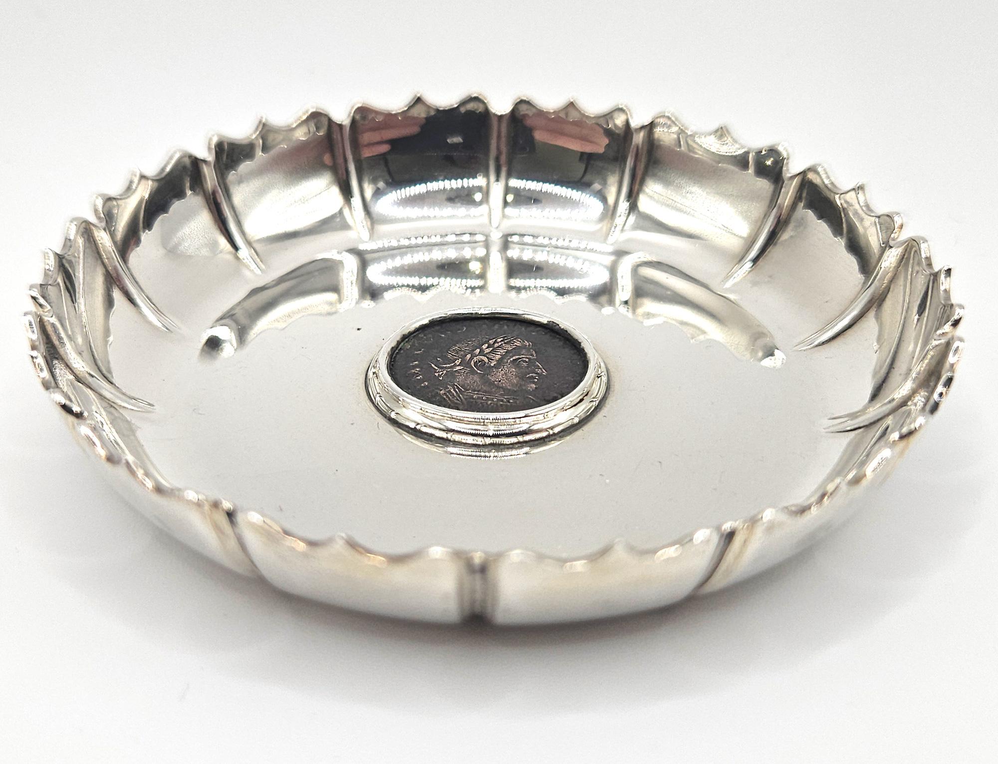 Mid-Century moderno Bulgari Mid Century 950 Piatto smerlato in argento con moneta antica, Italia, 1970 ca. in vendita
