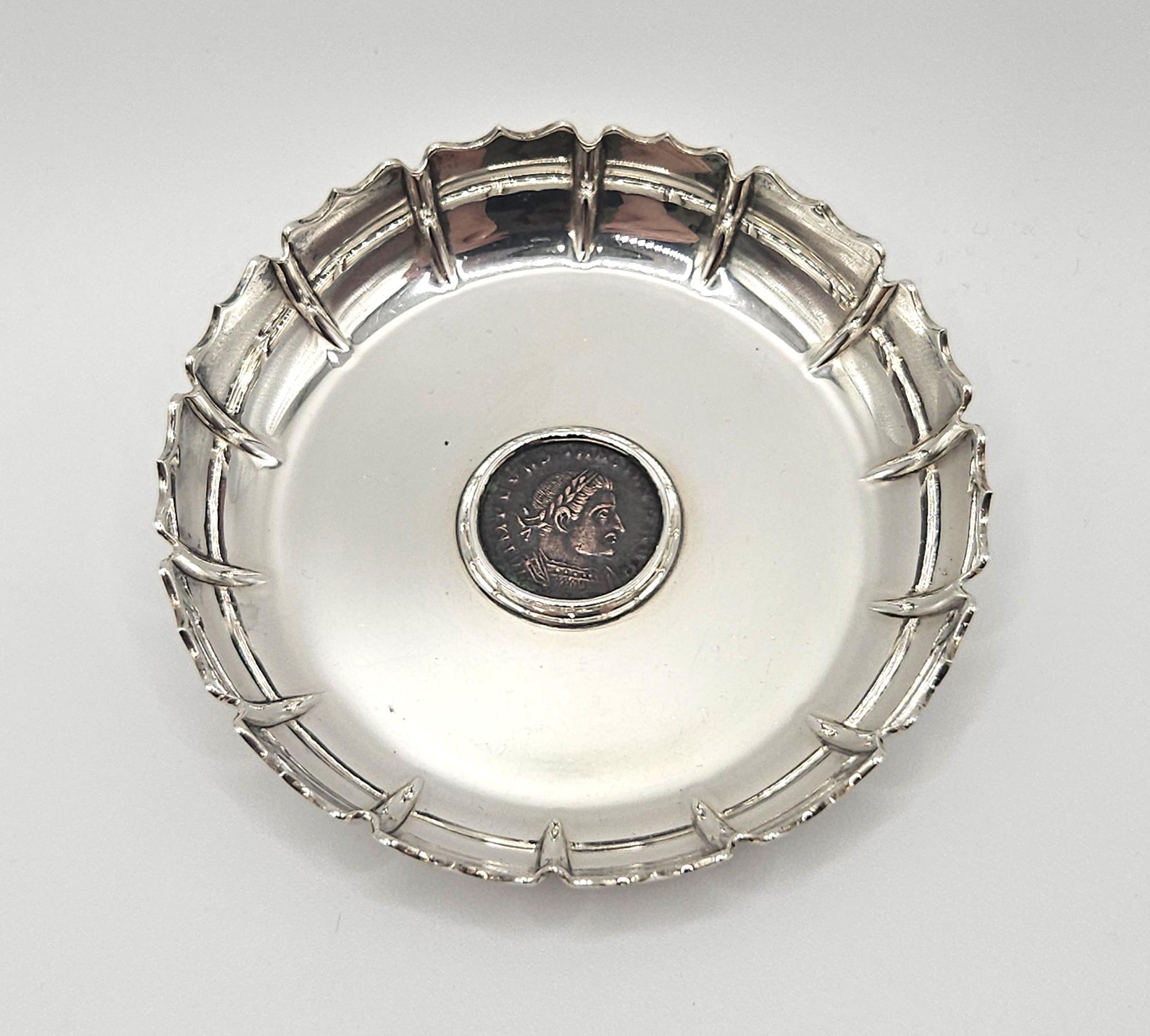 Italiano Bulgari Mid Century 950 Piatto smerlato in argento con moneta antica, Italia, 1970 ca. in vendita