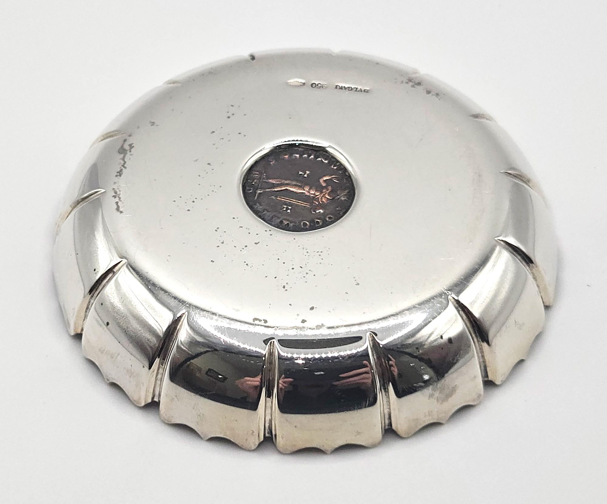 XX secolo Bulgari Mid Century 950 Piatto smerlato in argento con moneta antica, Italia, 1970 ca. in vendita