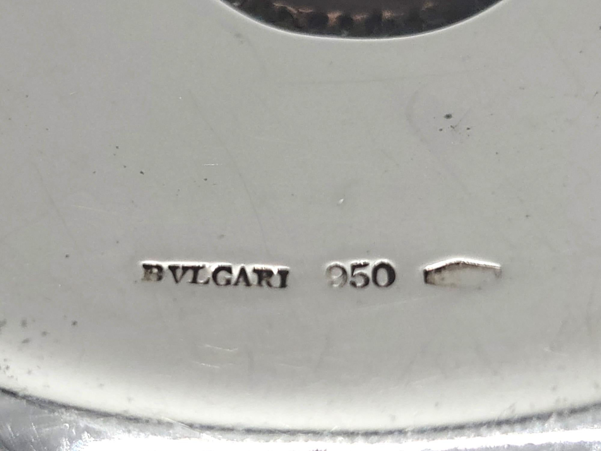 Argento Bulgari Mid Century 950 Piatto smerlato in argento con moneta antica, Italia, 1970 ca. in vendita