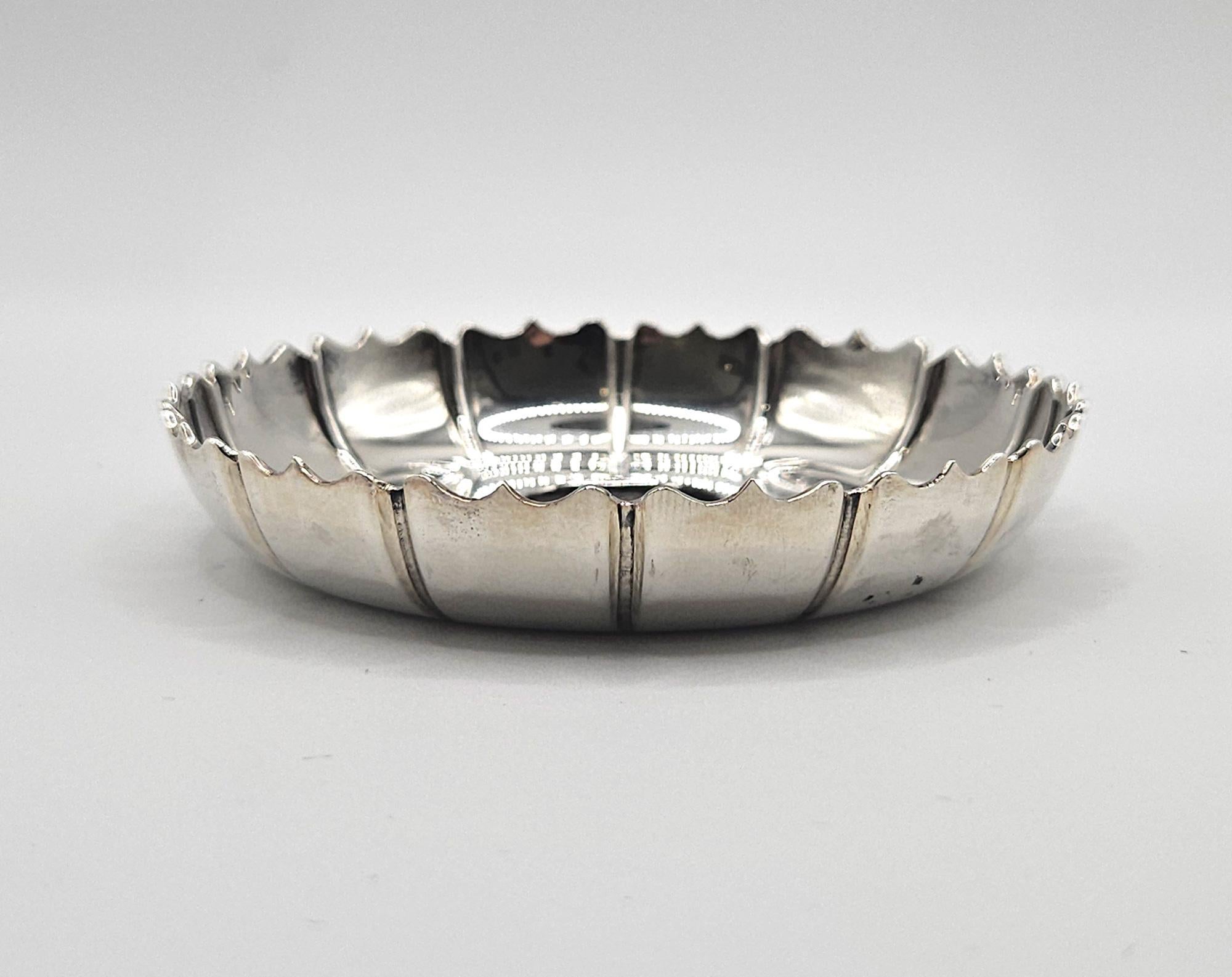 Bulgari Mid Century 950 Piatto smerlato in argento con moneta antica, Italia, 1970 ca. in vendita 1