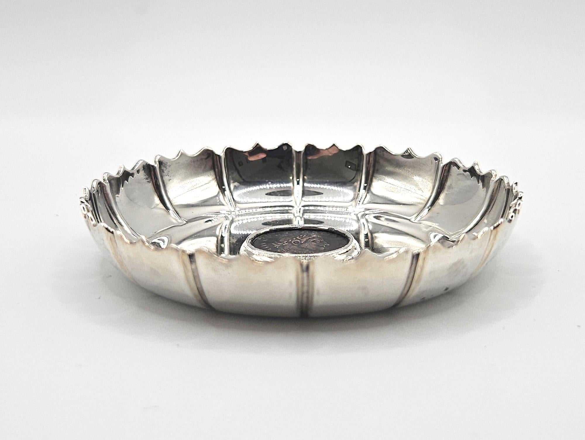 Bulgari Mid Century 950 Piatto smerlato in argento con moneta antica, Italia, 1970 ca. in vendita 2