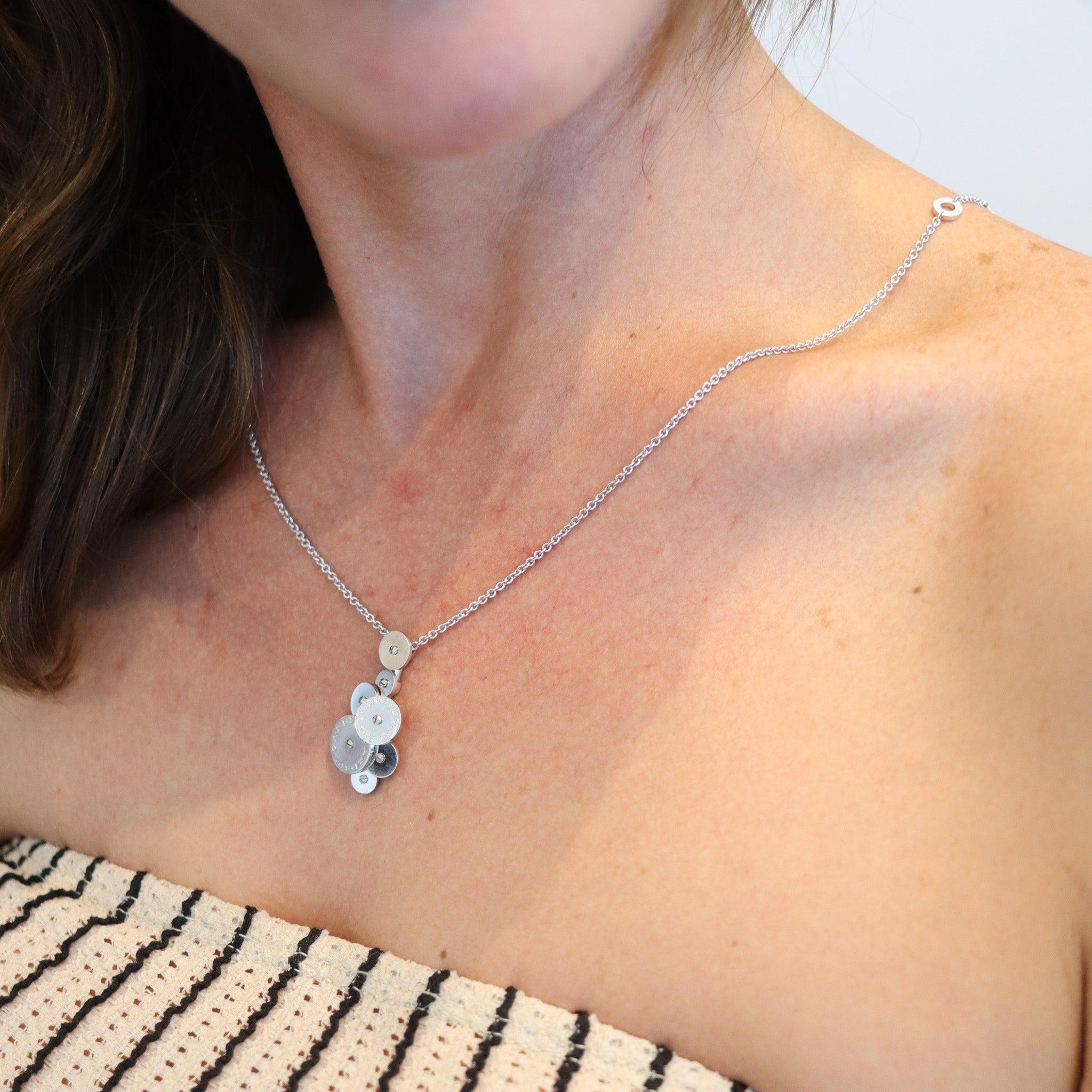 Kinetische Cicladi-Halskette von Bvlgari.

Dies ist eine schöne Halskette-Kette in Italien von der Schmuck-Haus von Bvlgari, um die 1990-2000 erstellt. Die kinetische Halskette aus der Collection'S Cicladi besteht aus einer Gliederkette aus massivem
