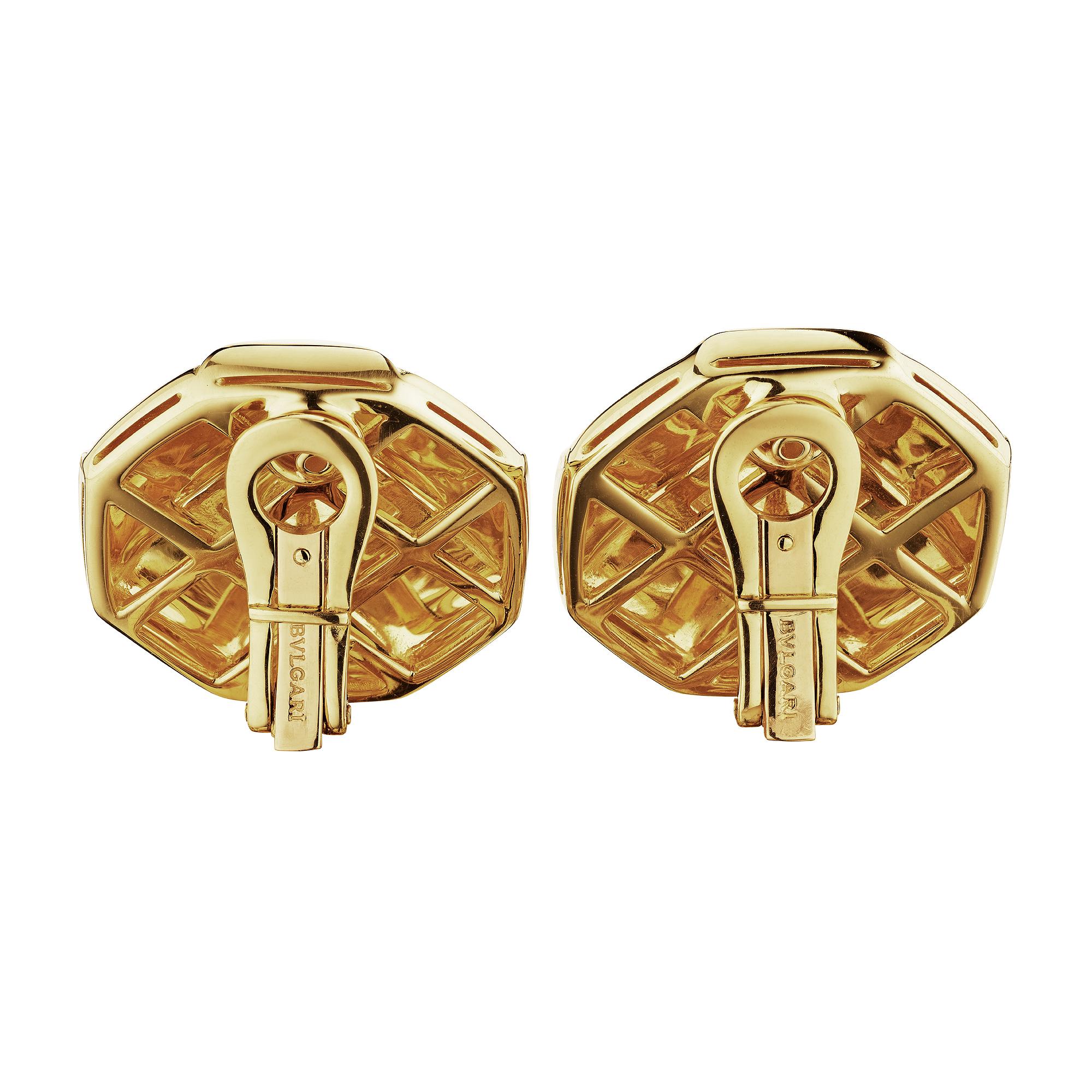 Bulgari Modernist Quilted Gold Button Clip Earrings In Excellent Condition For Sale In Greenwich, CT
