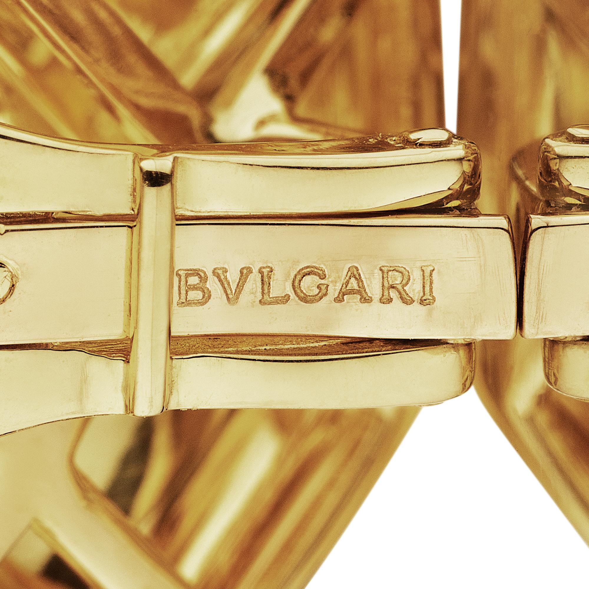 Bulgari Clips d'oreilles boutons modernistes en or matelassé Excellent état - En vente à Greenwich, CT