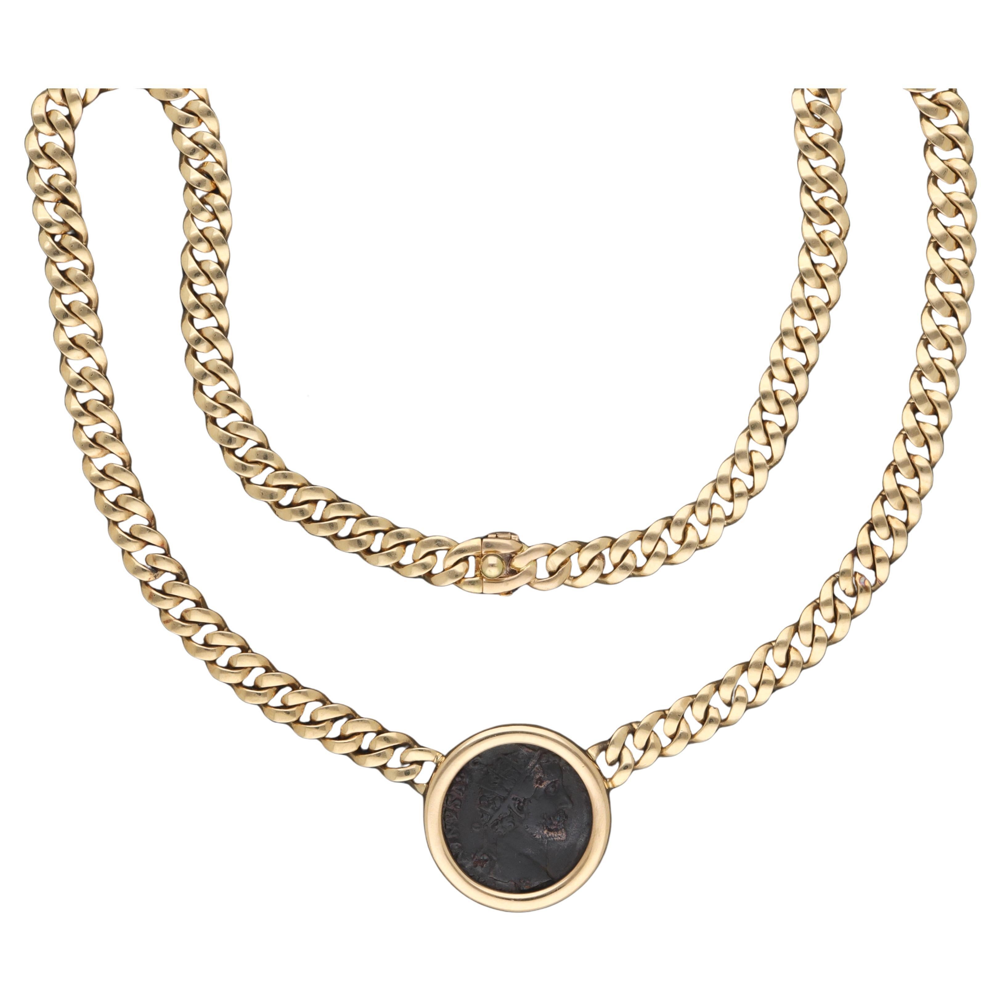 Collana realizzata in oro 18 kt. con moneta antica firmata Bulgari.
Questa collana appartiene all'iconica collezione Monete Bulgari.
Nella parte centrale è incastonata un'antica moneta romana raffigurante Traiano.
L'incisione sul retro della