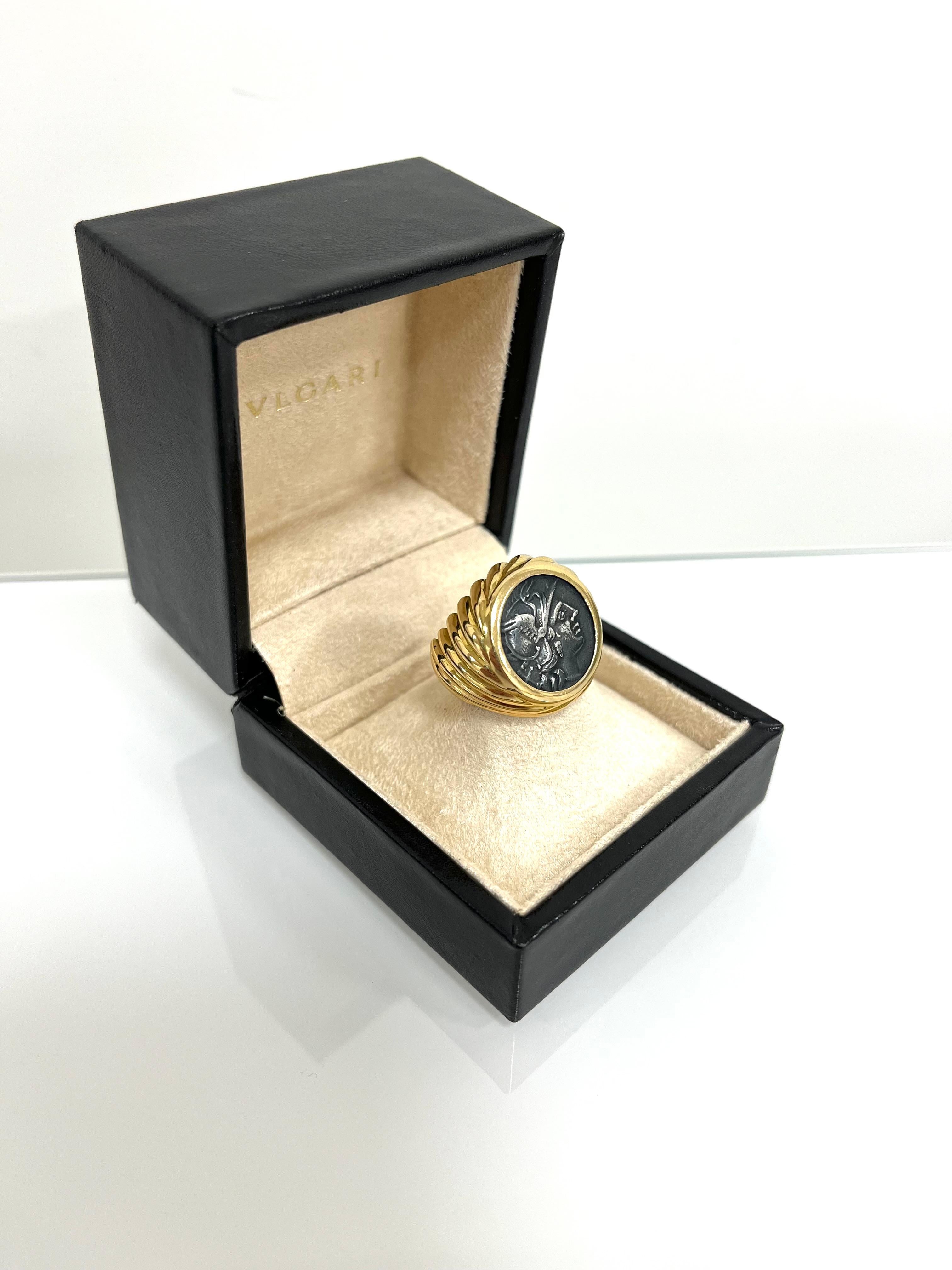 Ring made of 18 kt. yellow gold with engraved antique coin signed Bulgari.
This beautiful vintage piece belongs to the Bulgari Coins collection.
The ring features an ancient coin dating back to the Roman Empire, depicting:
Front: Claudius Pulcher,