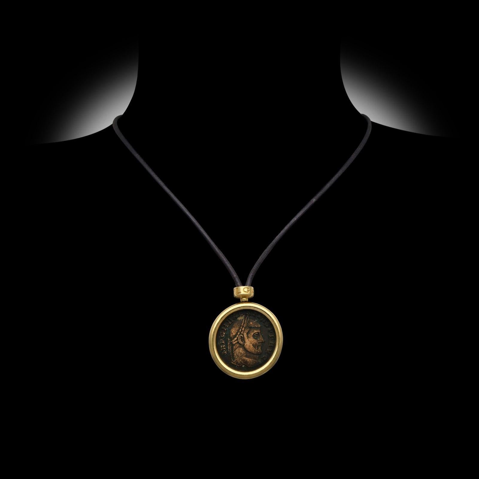 Bulgari Monete Halskette aus 18 Karat Gelbgold und schwarzem Leder für Damen oder Herren im Angebot
