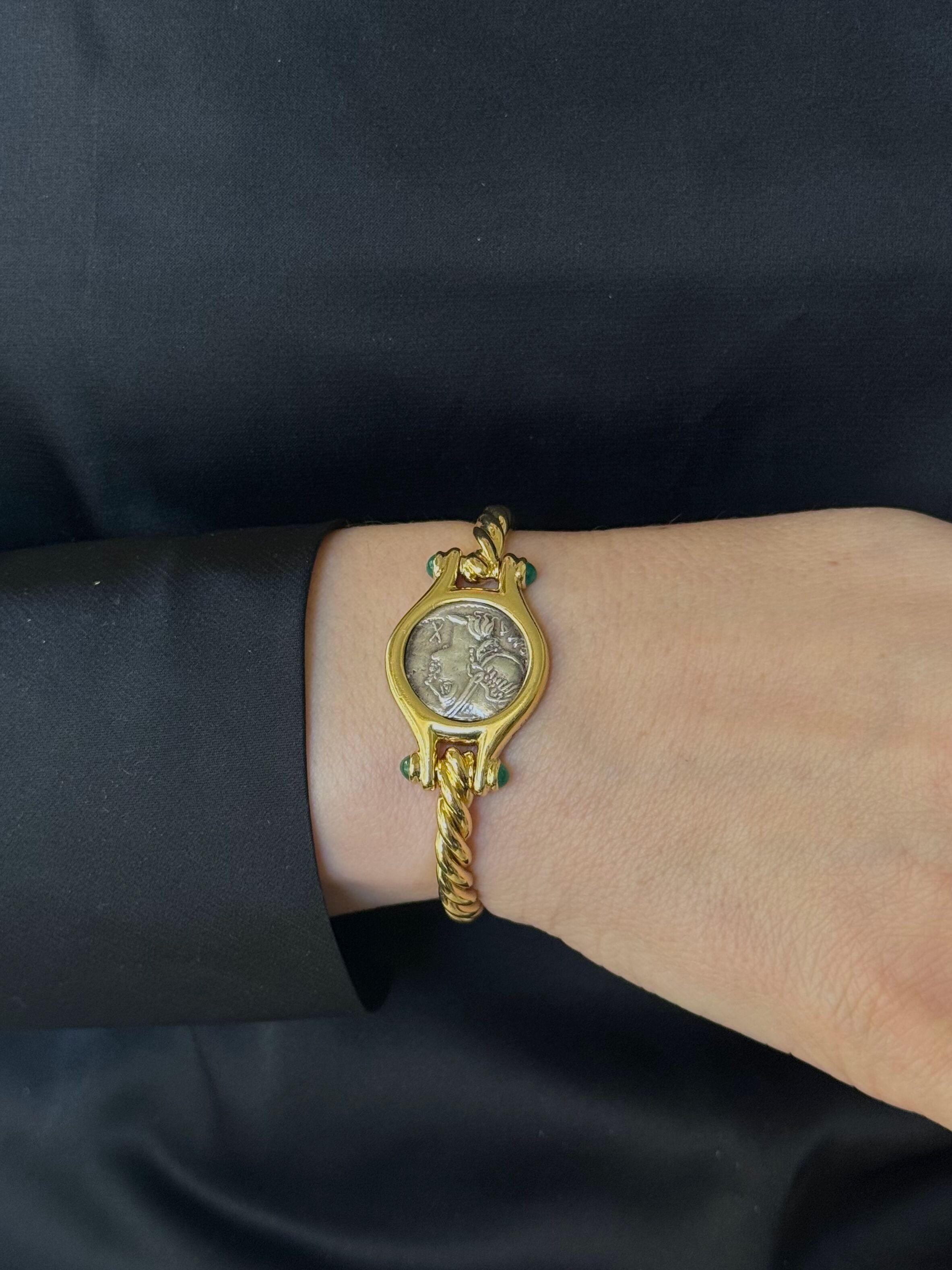 Bracelet Monet en or jaune 18 carats de Bvlgari, avec au centre une pièce de monnaie romaine Flaminia 109-108 A.C., et quatre cabochons d'émeraude. Le bracelet convient à un poignet de petite taille (environ 6-6,5