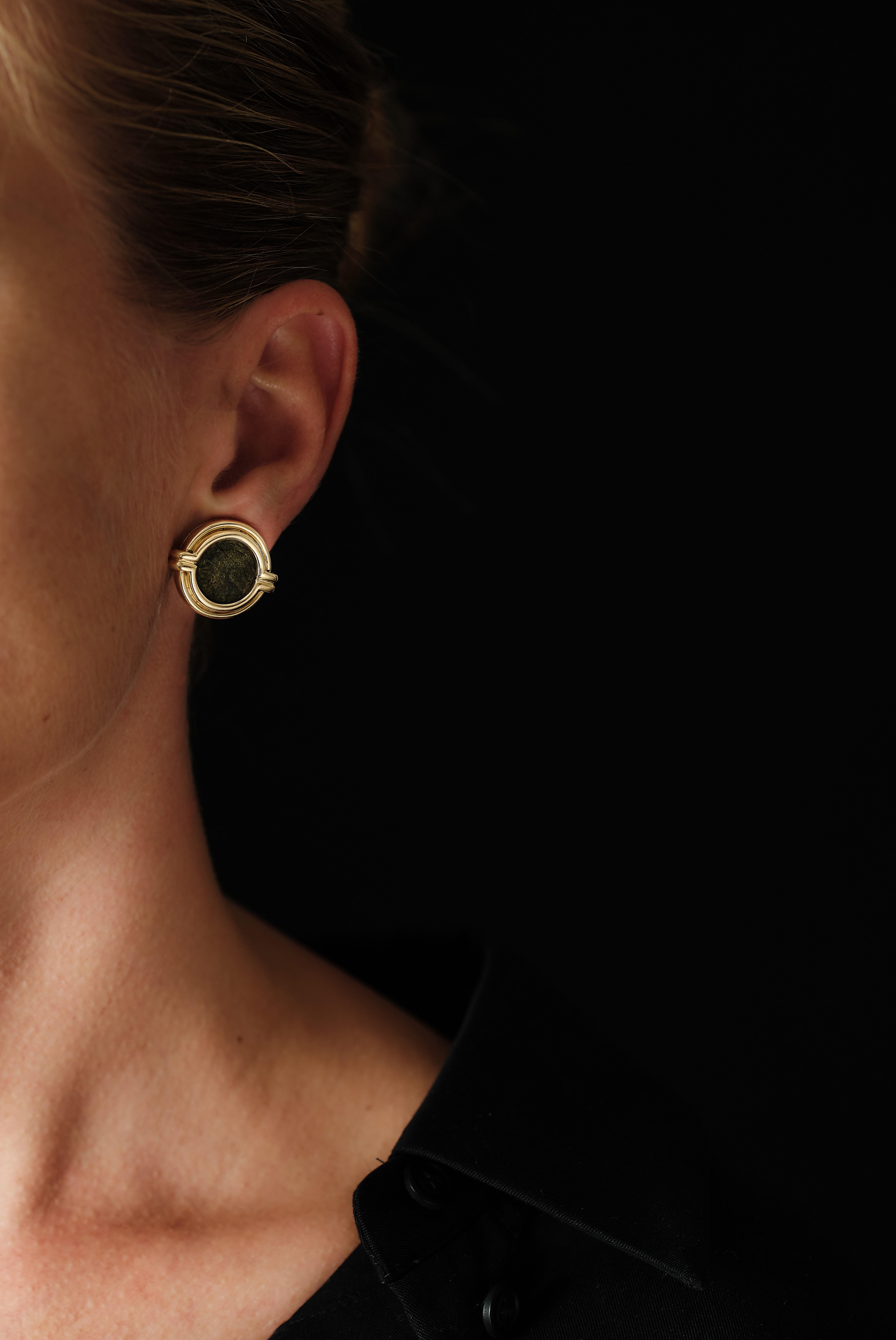 BVLGARI Monete earrings, clip with post

Gross weight 27.9gram, 
Measurement: 19,6x22.9mm 
clip and pin, 
Engraved:
PROBO 276 - 282 DC, 
LICINIO 308 - 324 D.C.  

Made in Italy, 750 hallmark, workshop nr, Signed Bvlgari 

Old money.
From the Italian