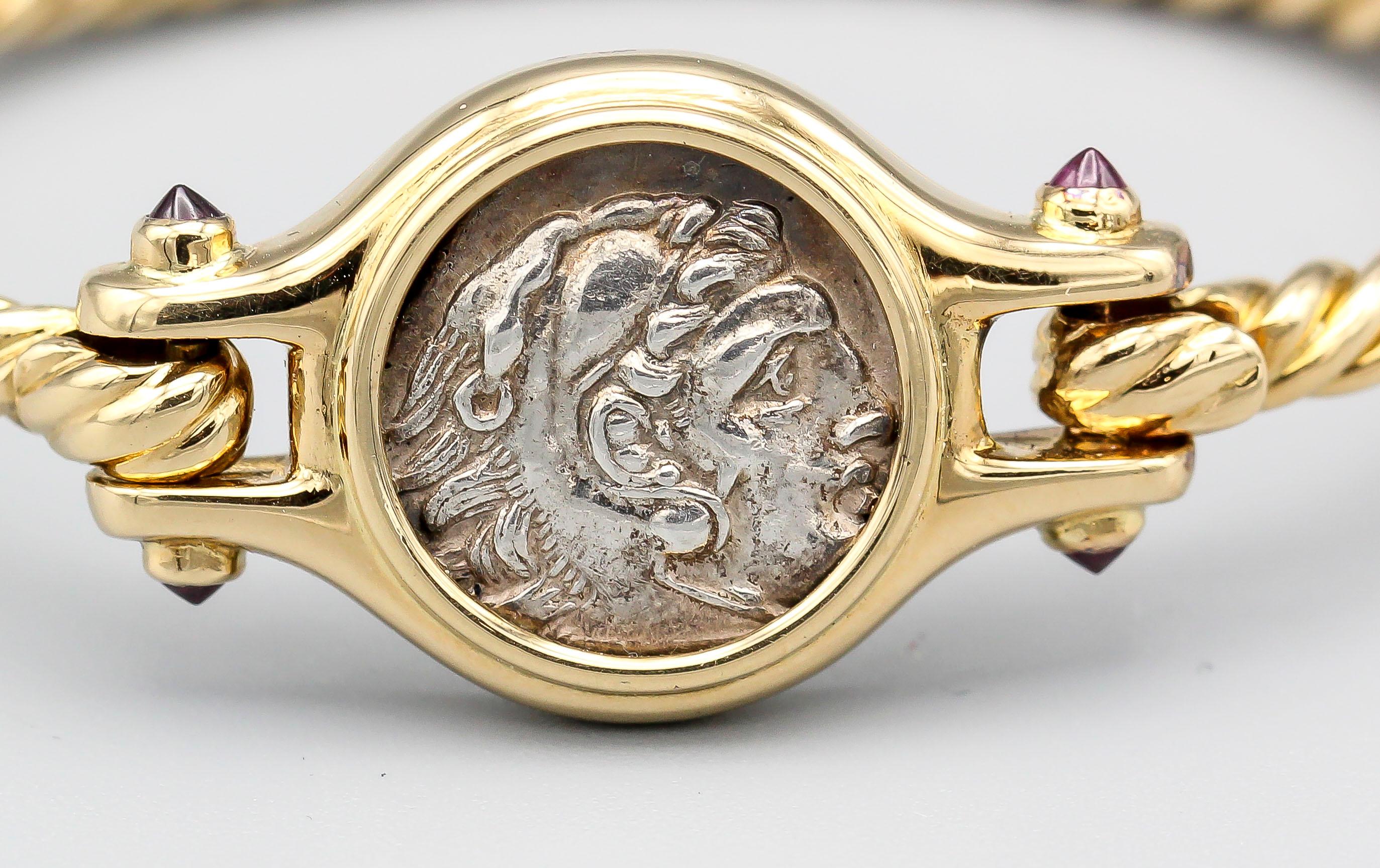 Beau et inhabituel bracelet bangle en or jaune 18K, rubis et pièces de monnaie anciennes, par Bulgari. Elle présente une ancienne pièce d'Alexandre le Grand datant de 336-323 A. C.  (Alessandro Magno, comme écrit au dos de la lunette de la pièce) . 