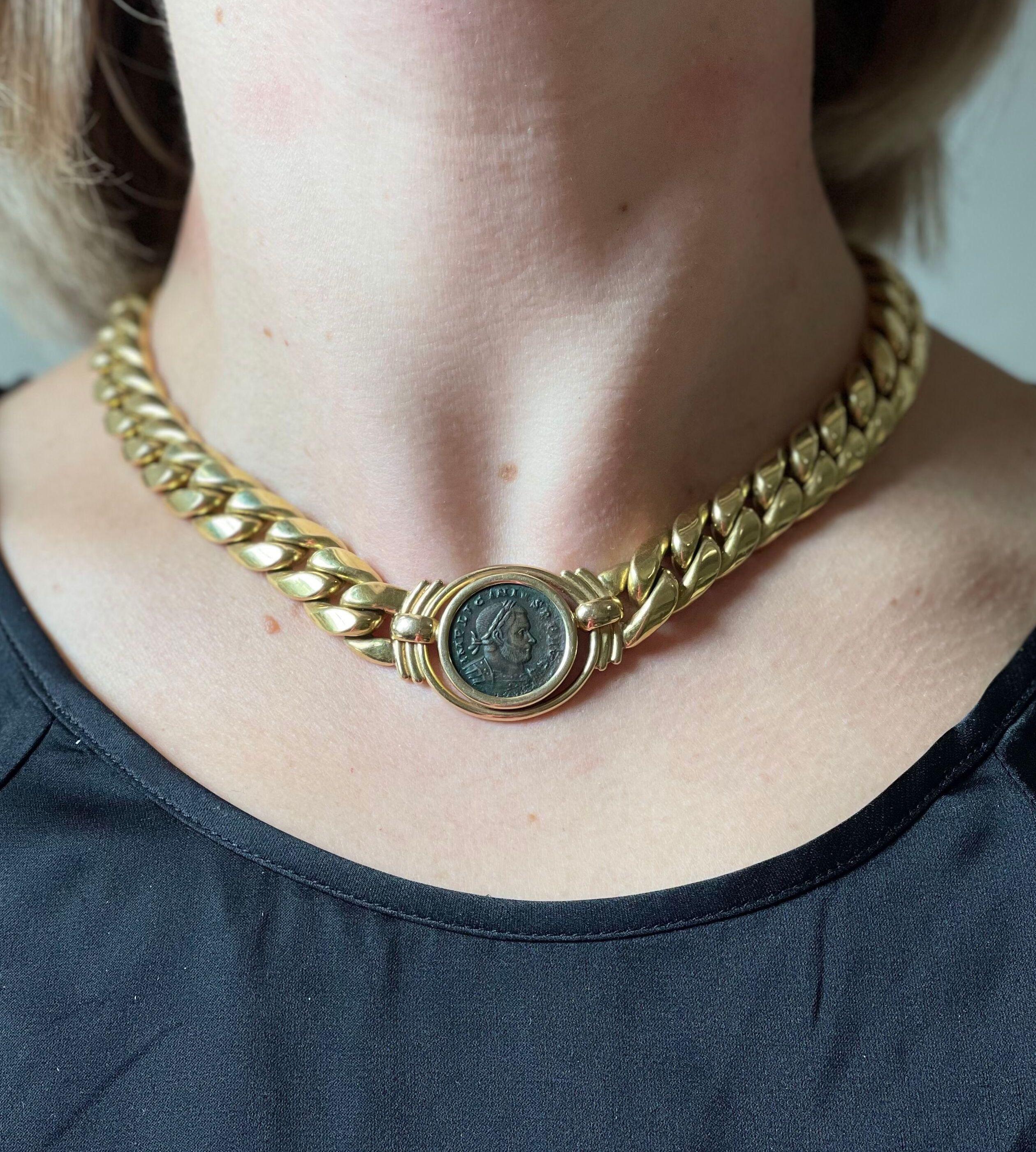 Bvlgari Monet-Stil 18k Gold Kandare Link Halskette, mit Zentrum Lünette gesetzt antiken römischen Reiches Münze. Die Halsketten sind 18